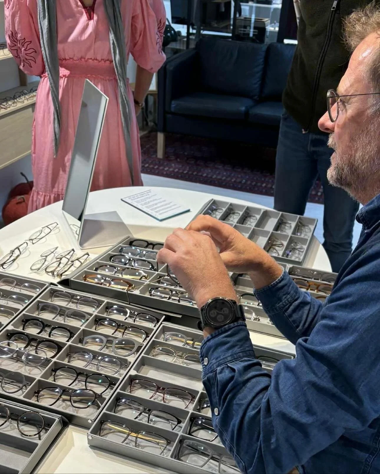 Fredag den 3. oktober havde vi besøg af Lindberg i brillehuset. Det var Klaus, Carina og Laura der stod for det hyggelige arrangement, da Tim var på vej på ferie!