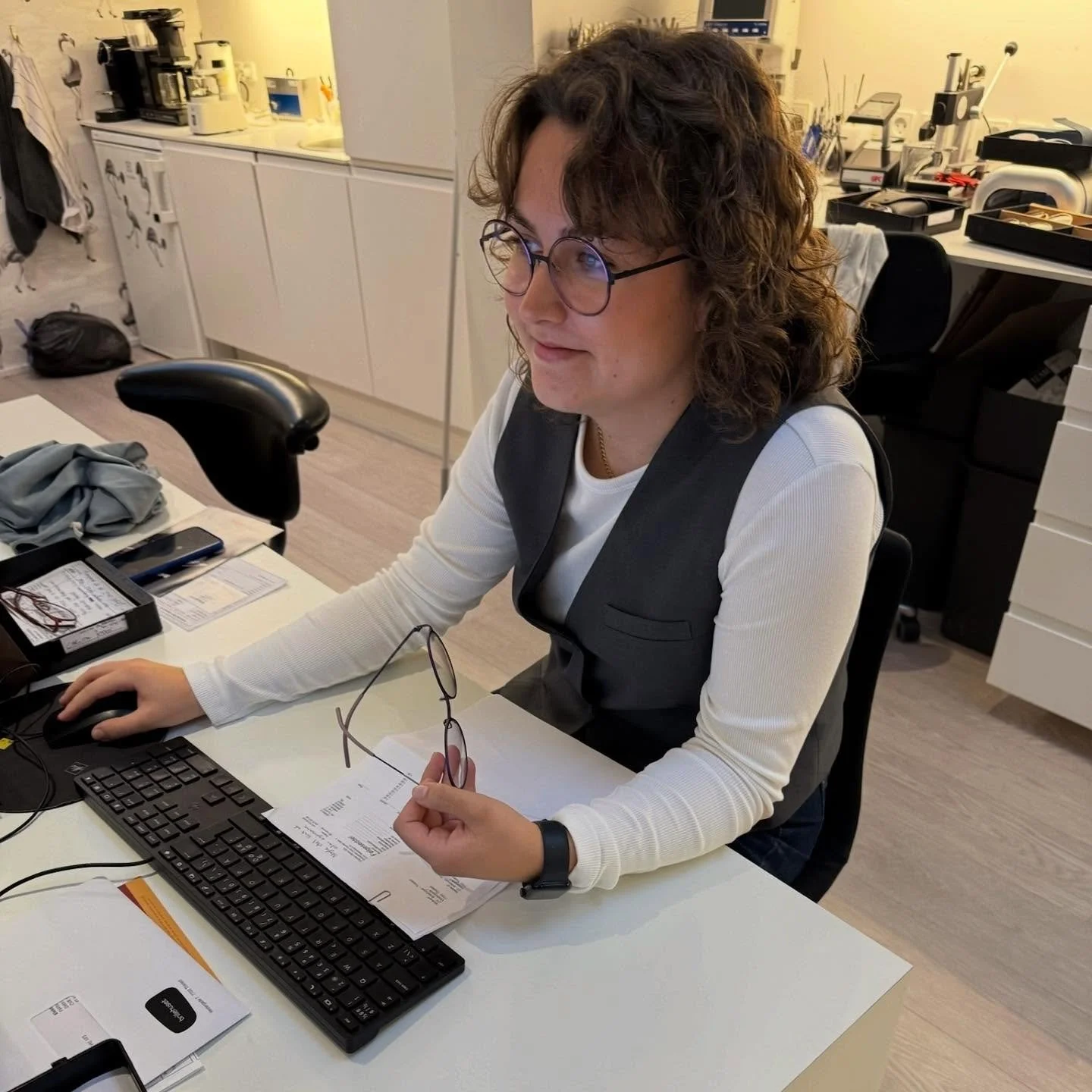 Så er hylderne godt proppet i brillehuset. Vi har fået masser af nye farver og modeller hjem fra Messen.
De nye stel er fra: 
Fleye
Ørgreen 
Masunaga
Tom Ford 
Rayban
Lindberg
Morel
Laura er i fuld gang med mærke dem!
Kom