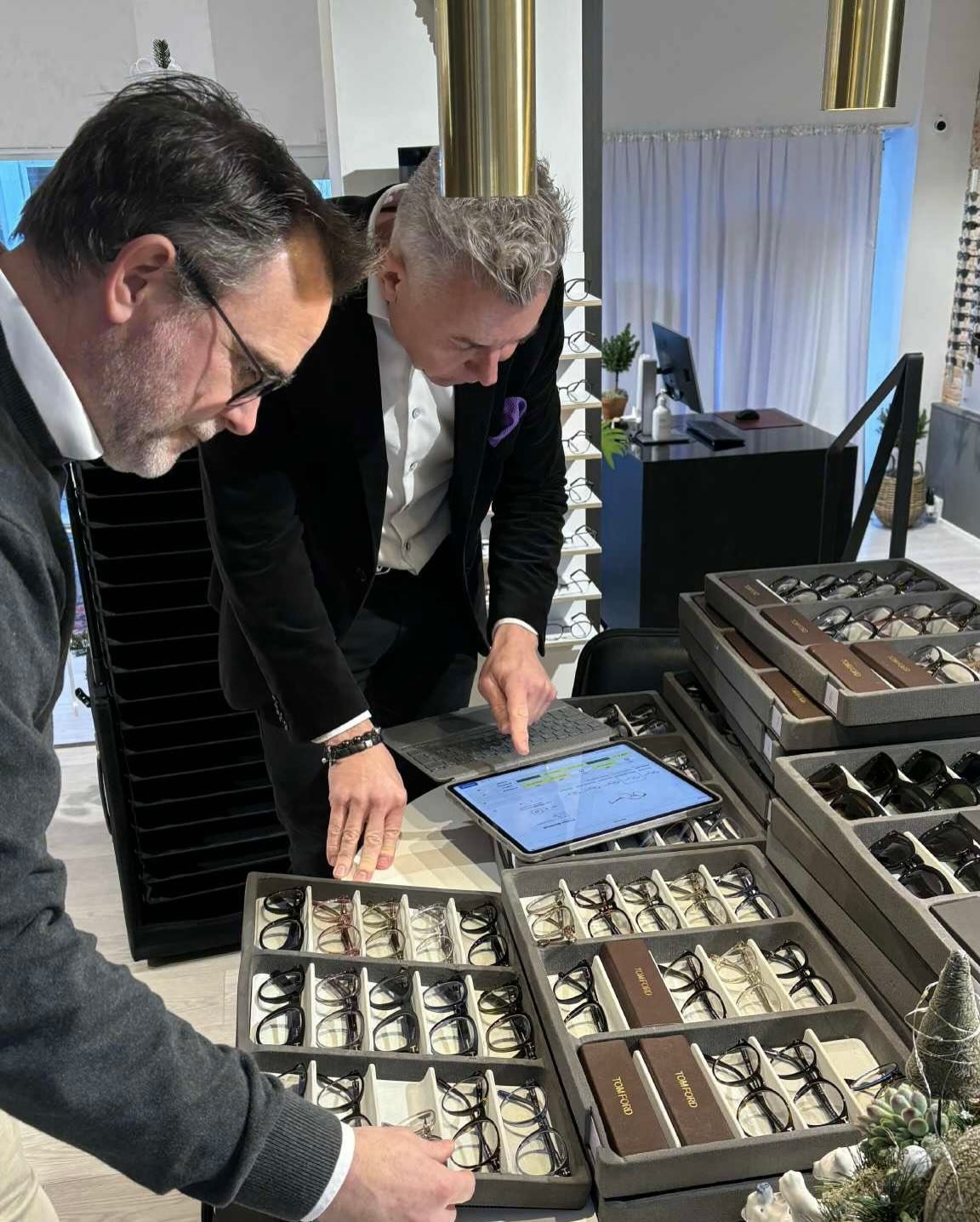 TOM FORD

I brillehuset har vi lige haft bes&oslash;g af konsulenten fra Tom Ford. Vi har brugt lang tid p&aring; at udv&aelig;lge de l&aelig;kreste modeller til jer 👓👓og de ankommer snart til brillehuset 👏

M&aring;ske har du lyst til at komme in