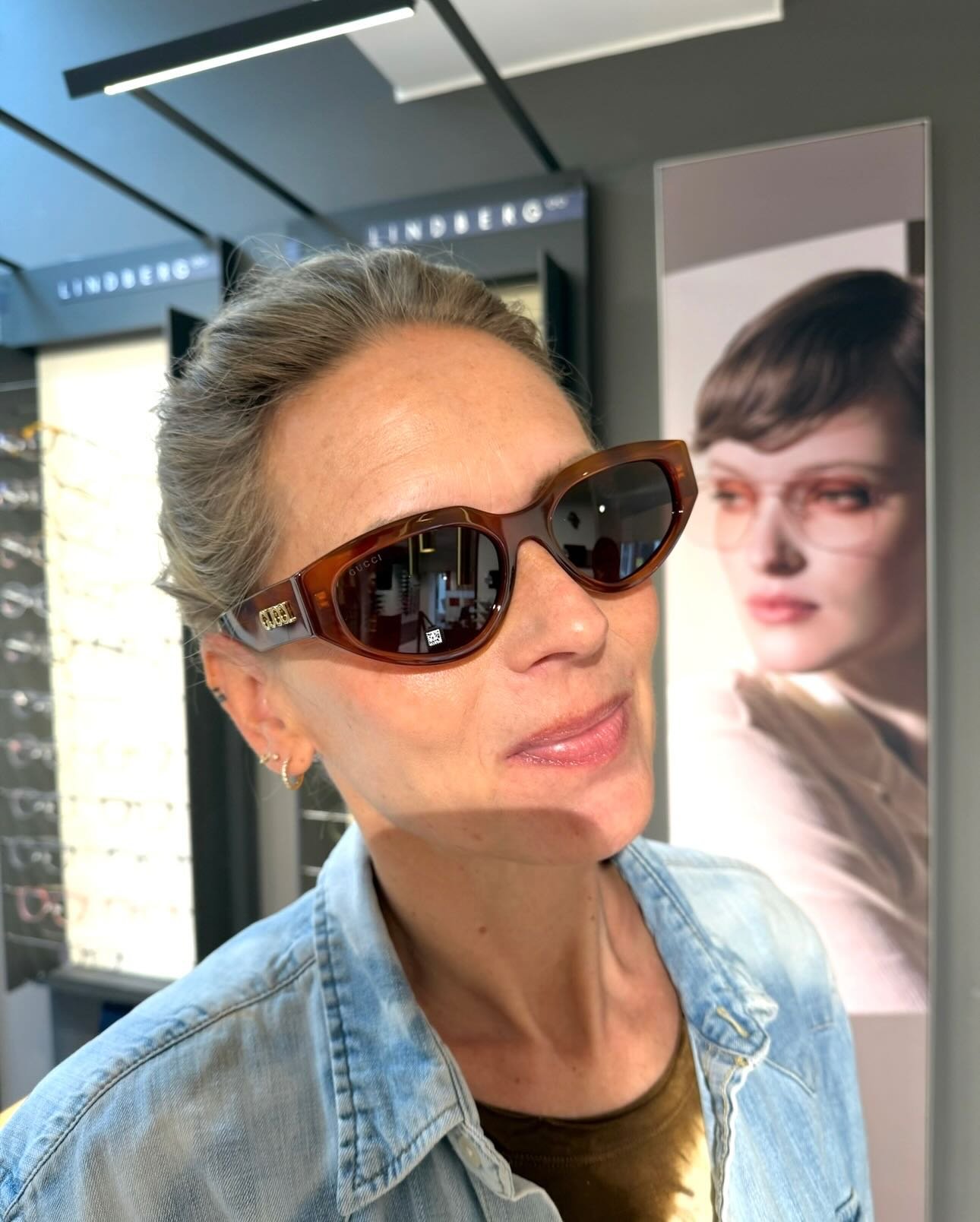 JULEGAVE &Oslash;NSKE ELLER ID&Eacute; 

Selvom det er meget m&oslash;rkt nu, s&aring; kan vi jo godt planl&aelig;gge for&aring;ret og &oslash;nske os l&aelig;kre designer solbriller 🎄🎁

Vi har altid et stort udvalg i mange prisklasser og ellers hj