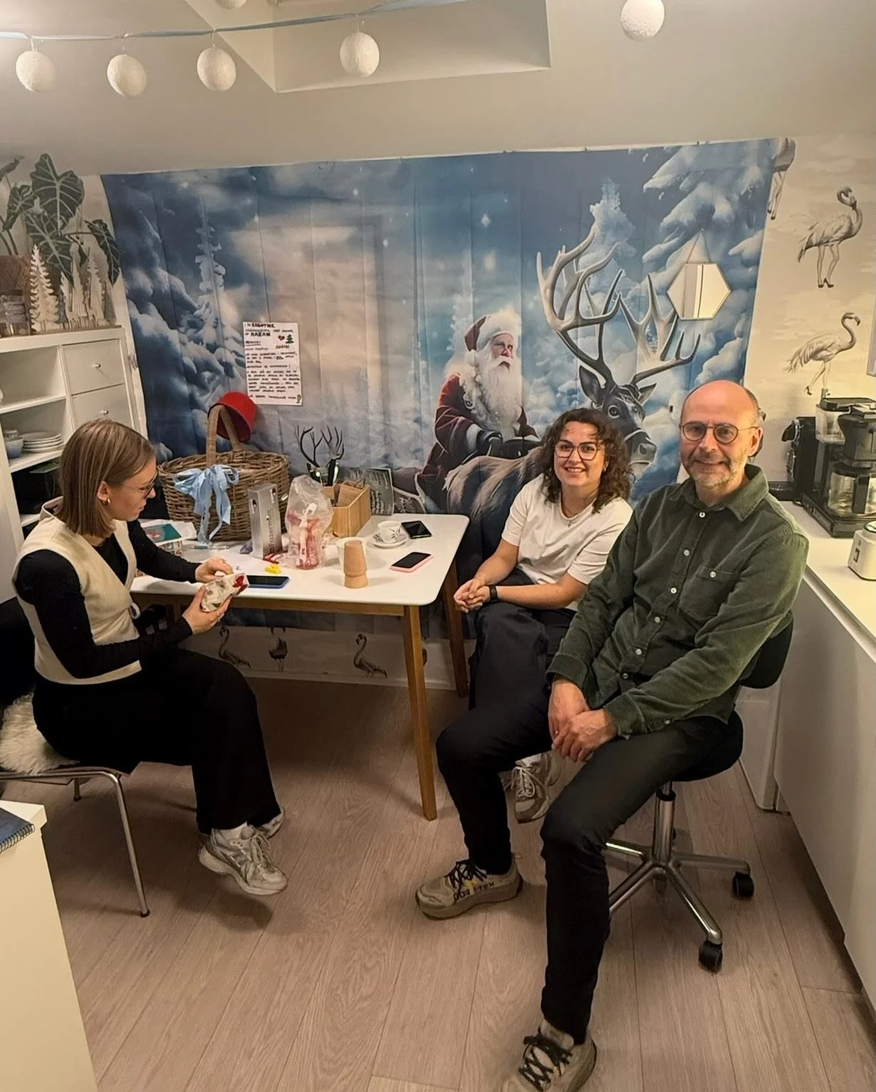 JULEN I BRILLEHUSET🌧️🌧️

Selvom vi for det meste har travlt, s&aring; glemmer vi ikke julehyggen i brillehuset🌧️ Masser af juledekorationer, lidt ekstra snolder og den daglige pakke, som vi rafler om i hele december m&aring;ned🎁