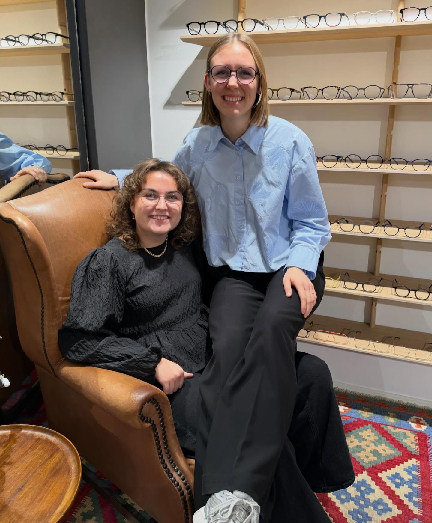 Vi er super heldige i brillehuset, da vi har disse 2 unge kvinder som elever! Laura kender I sikkert allerede, men Cecilie startede her i december m&aring;ned. Cecilie tager den sidste del af uddannelsen hos os, s&aring; hun er snart f&aelig;rdigudda