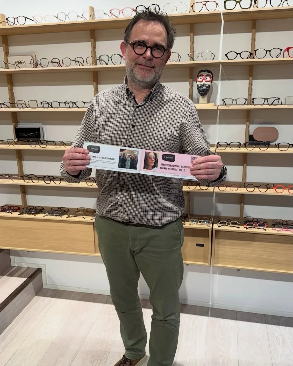 V&AElig;RDICHECK H&AElig;FTE 💰

Har du f&aring;et et h&aelig;fte? Ellers kan du hente et h&aelig;fte hos os i brillehuset, s&aring; du kan f&aring; udbytte af alle de gode tilbud i Thy 💰💰
___________

#visitthy #thymors #klitm&oslash;ller #brilleh