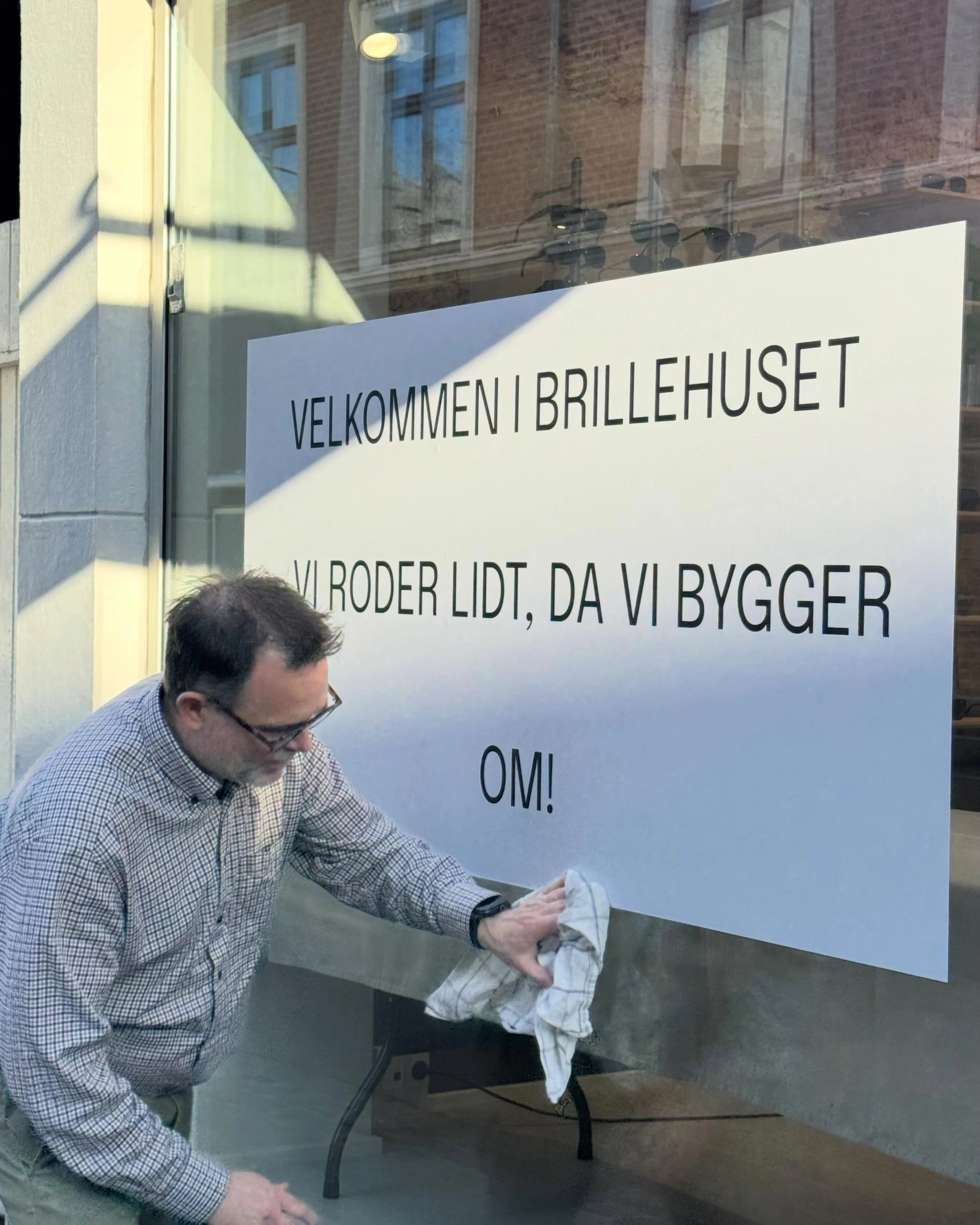 NYT I BRILLEHUSET 

I de kommende uger g&aring;r vi i gang med at bygge om i brillehuset. Vi optimerer selve optikdelen i butikken og samtidig f&aring;r farverne lige en overhaling. (I kan f&oslash;lge med i vores stories p&aring; Fb og IG, hvis I sy