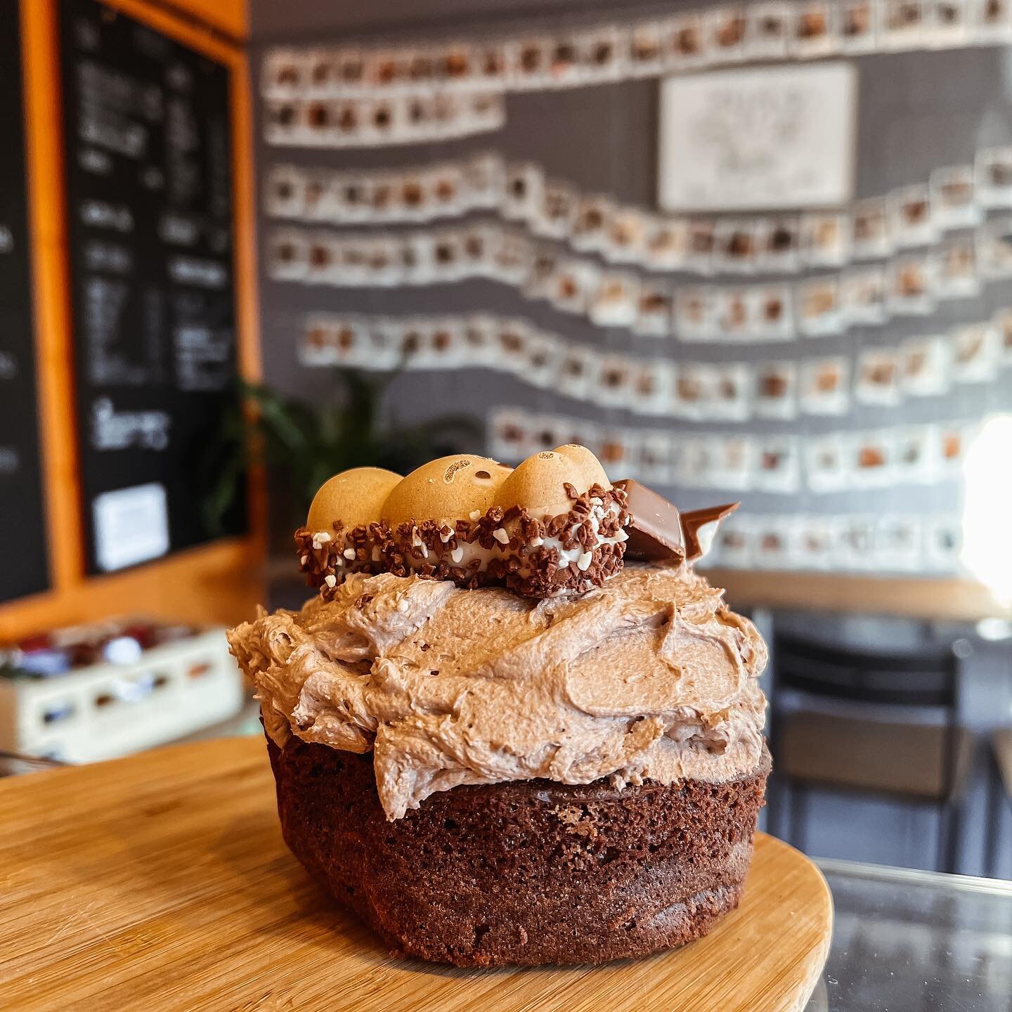 Chocolate ganache stuffed chocolate cake topped with light + fluffy chocolate buttercream and chocolate pieces, plus a little Hippo for good measure. Is that enough chocolate?
&bull;
#chocoholic #chocolatecake #chocolatelover #f52grams #bakery #bakeh