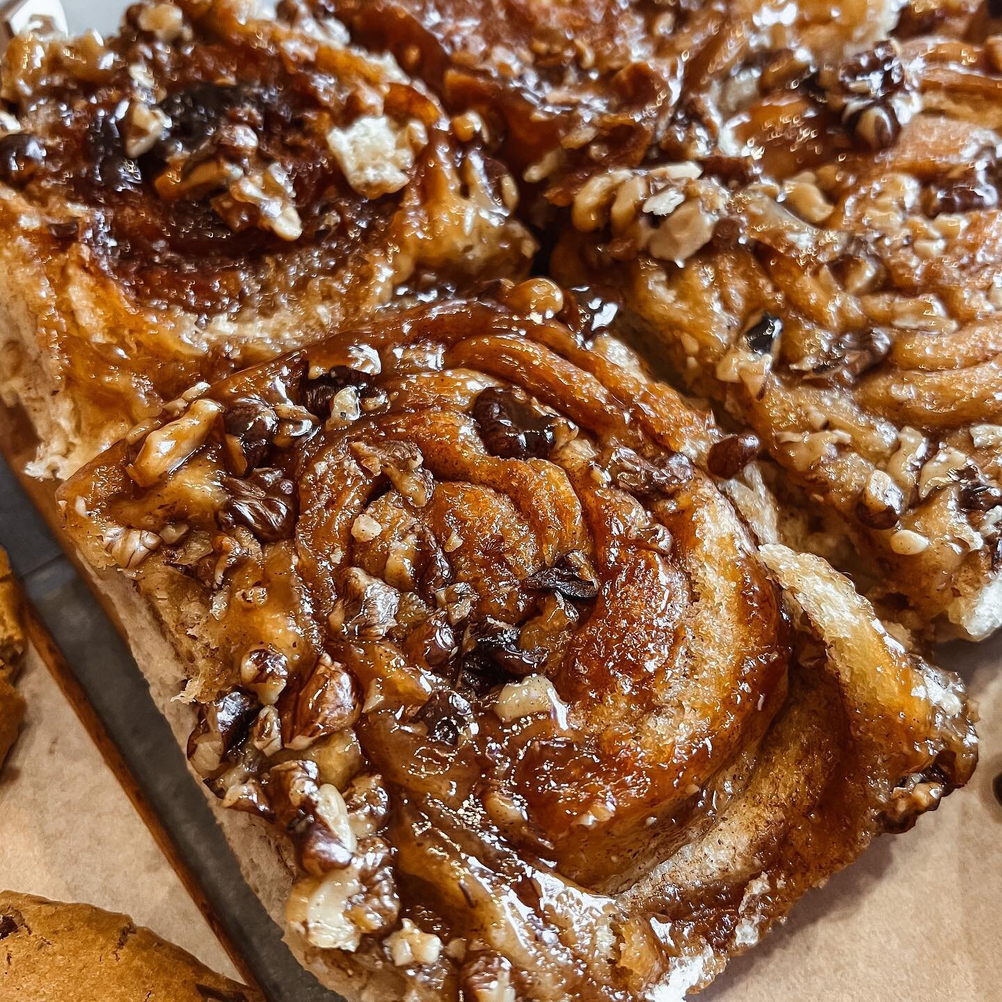 &bull; Sticky Buns &bull; we&rsquo;ve taken our signature soft and fluffy bun and drowned them in homemade caramel and chopped candied nuts 🧡 what&rsquo;s not to love?
&bull;
#stickybuns #nicebuns #homebaked #freshlybaked #bakehouse #artisanbakery #