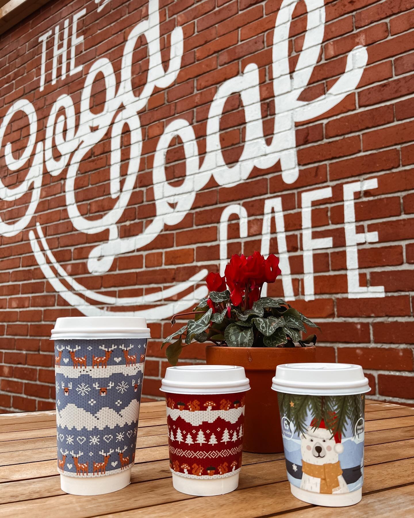 Festive cups are in! 🎅🏻🎄who needs the chains? Support your local independent cafe this Christmas &hearts;️ 
&bull;
#christmascups #independentcafe #shopsmall #supportsmallbusiness #bakerycafe #melkshamcafe #melkshambusiness #festiveseason #holiday