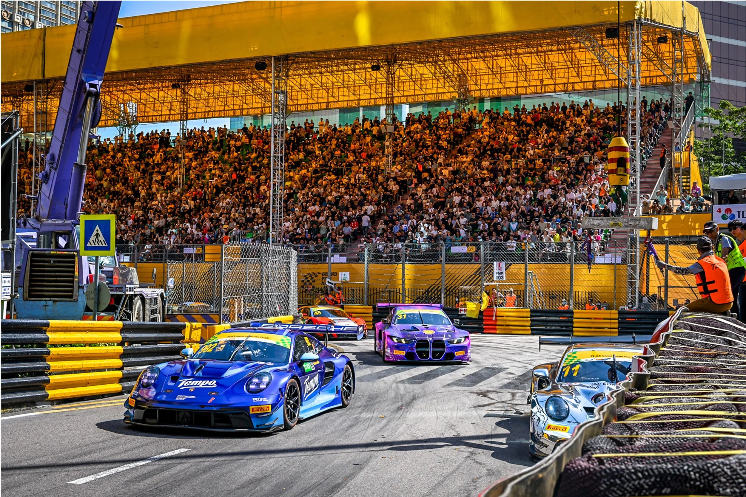 Ayhancan Guven (#11 Porsche 911 GT3 R) ended in the barriers at Lisboa