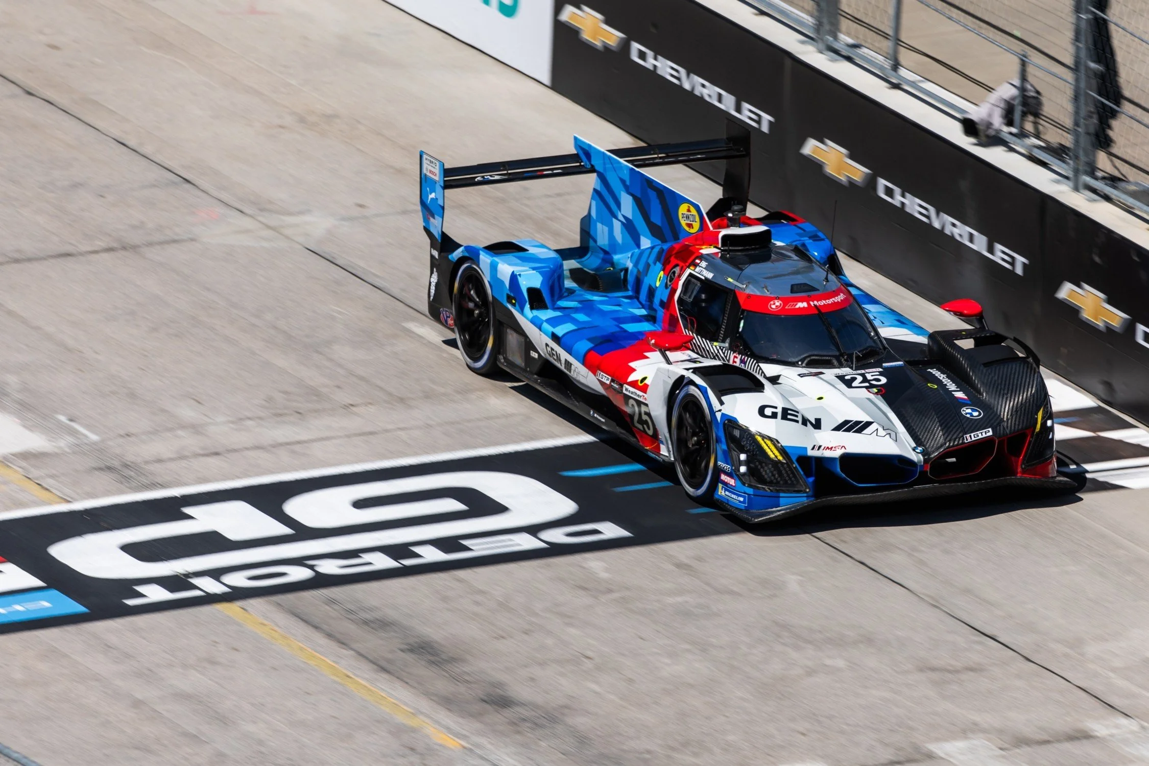 #25 BMW M Hybrid V8