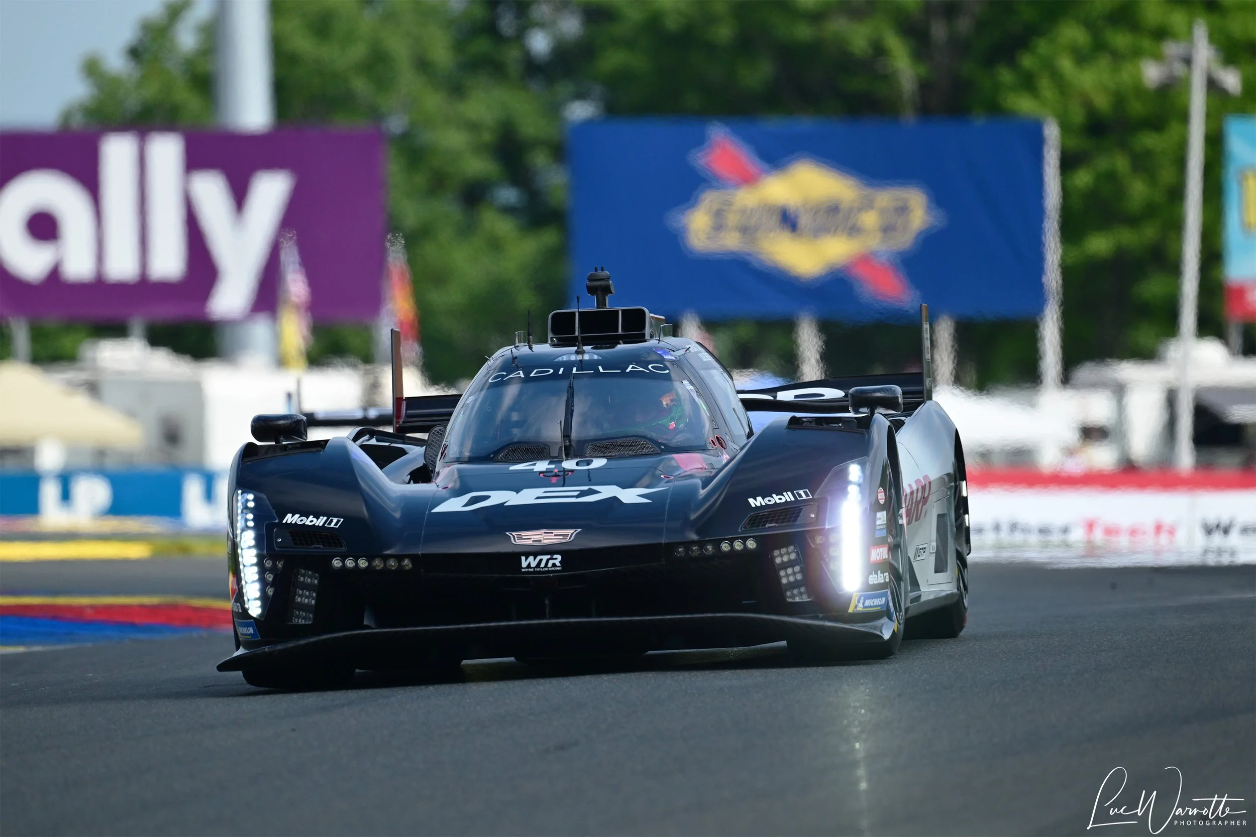 #40 Cadillac V-Series.R