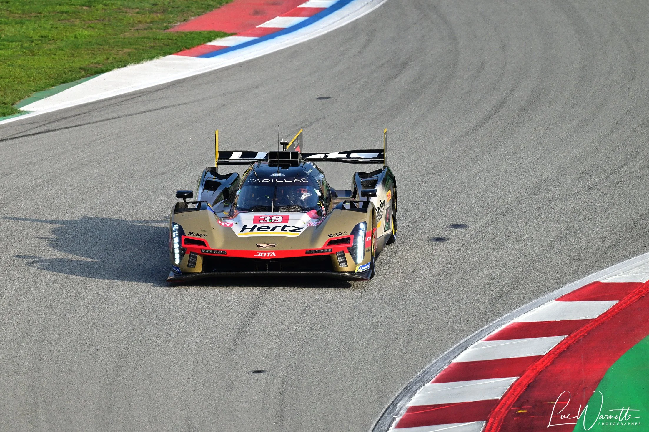 #38 Cadillac V-Series.R