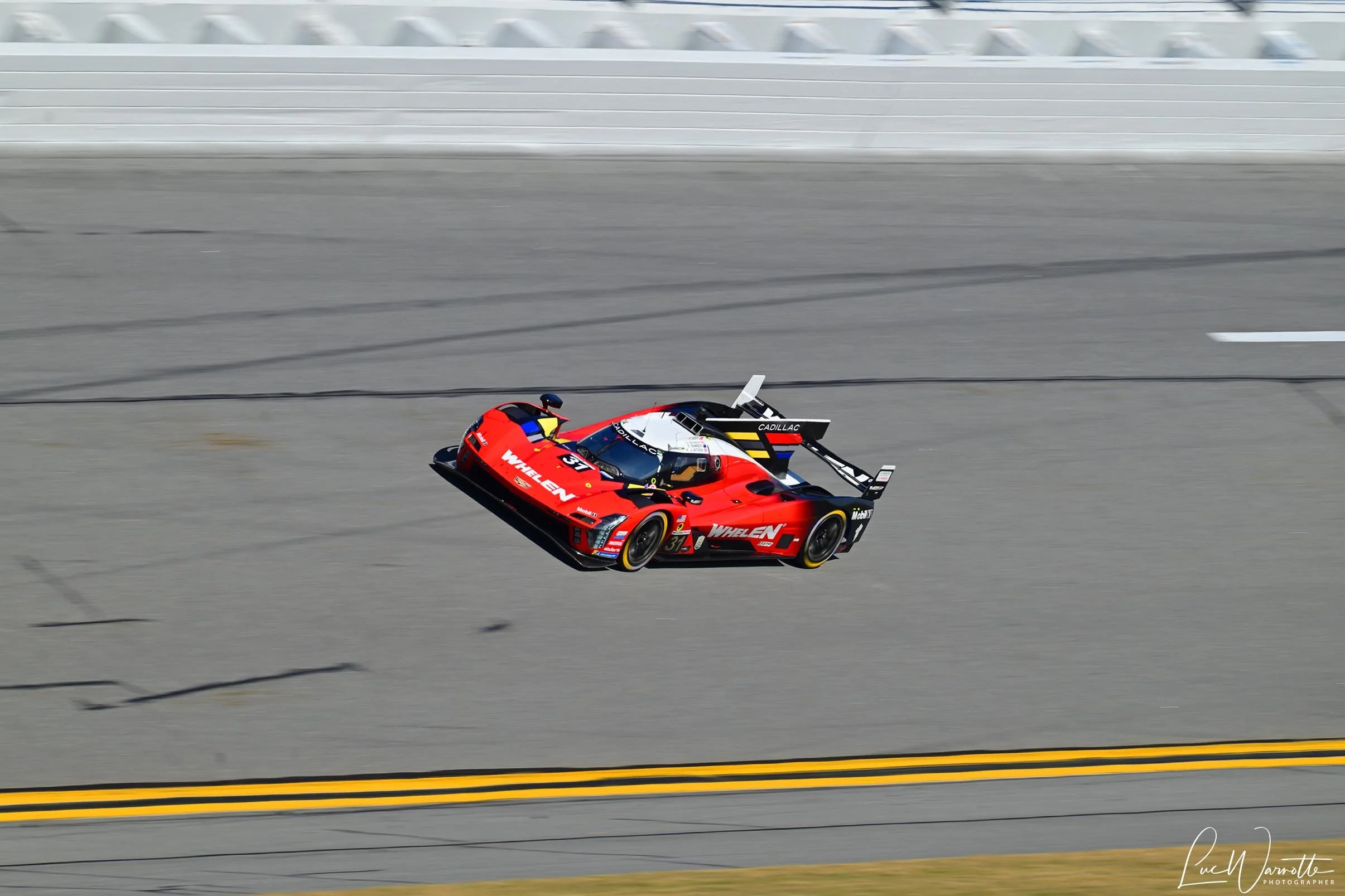 #31 Cadillac Whelen V-Series.R