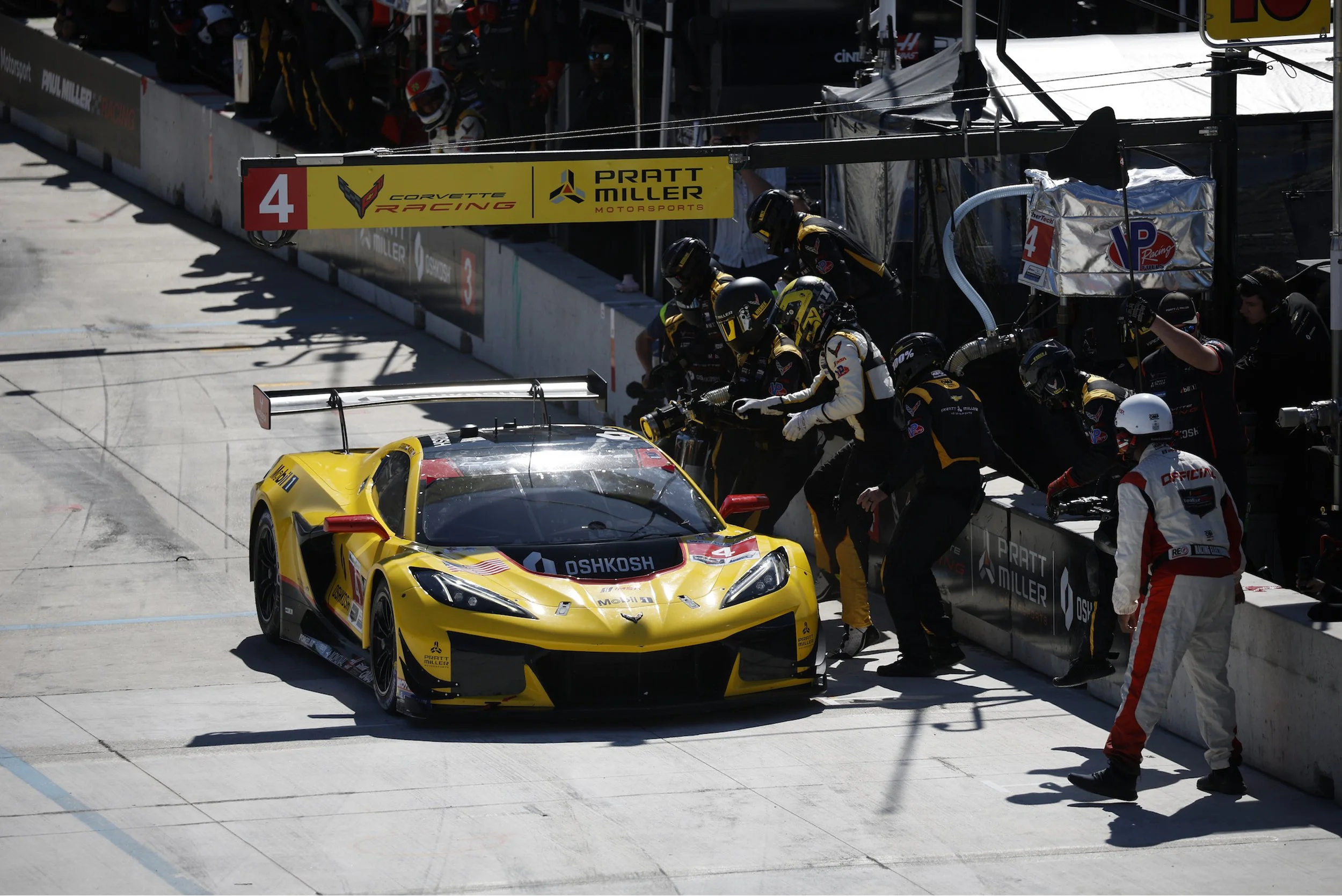 #4 Corvette pit stop