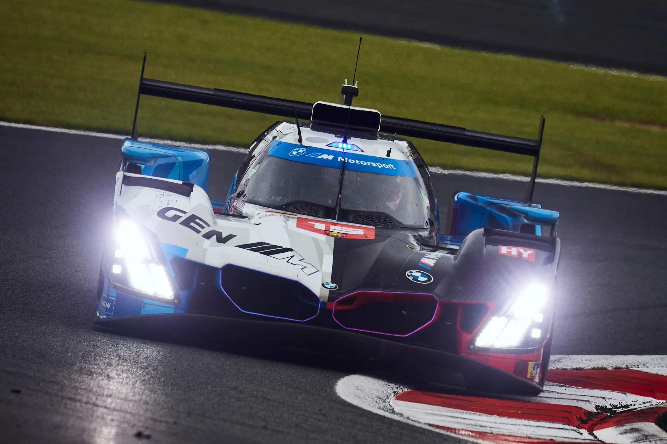 #15 BMW M Hybrid V8