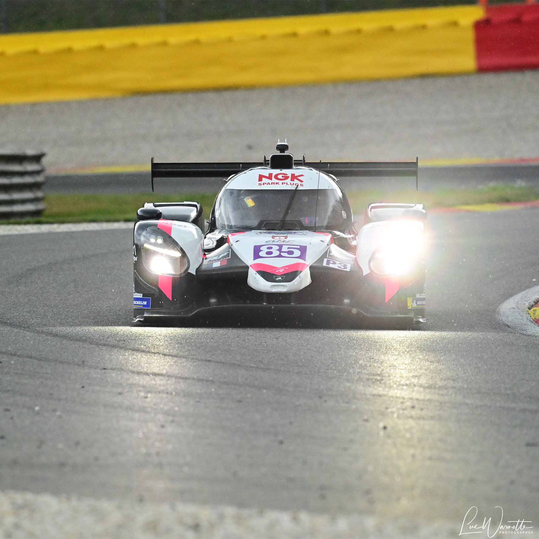 #85 R-Ace GP