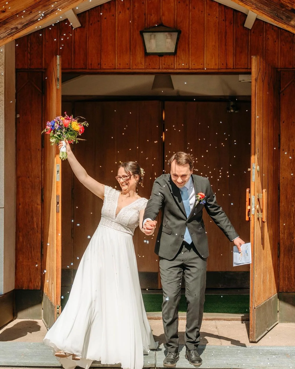 Johan och Ellen efter vigseln i Abrahamsbergskyrkan i mitten av juni 💒 
Idag är det lördag och det betyder bröllop! 📸 Idag ska jag fotografera fina Elin och Anton uppe i Hälsingland - ett favoritställe ❤️ Ni får h&au