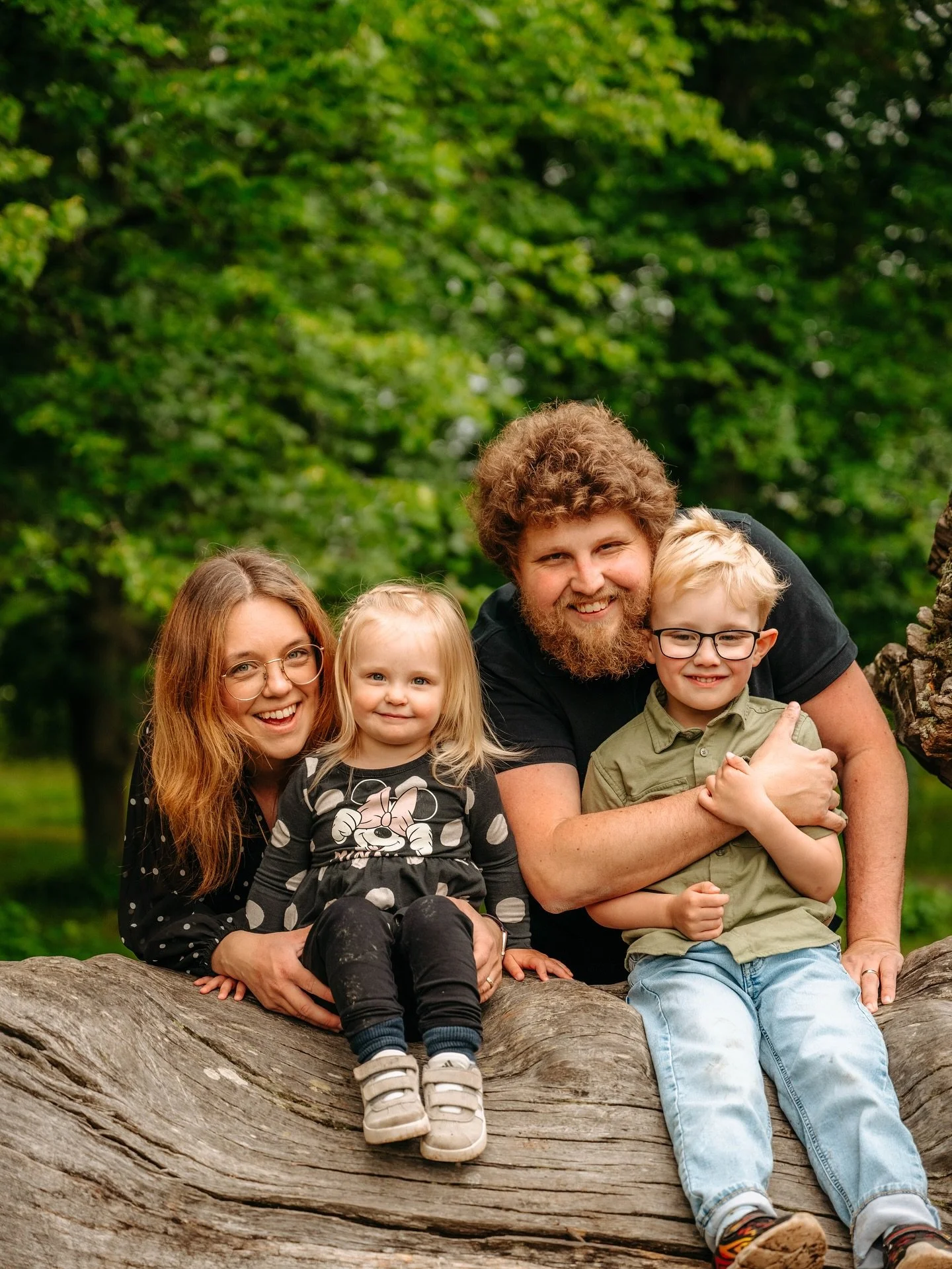 Tidigare i sommar träffade jag fina Åsa och Olof som ska gifta sig i augusti 🎉 Vi körde en provfotografering som bjöd på lite extra lek och bus med fina Freja och Gabriel ⭐️