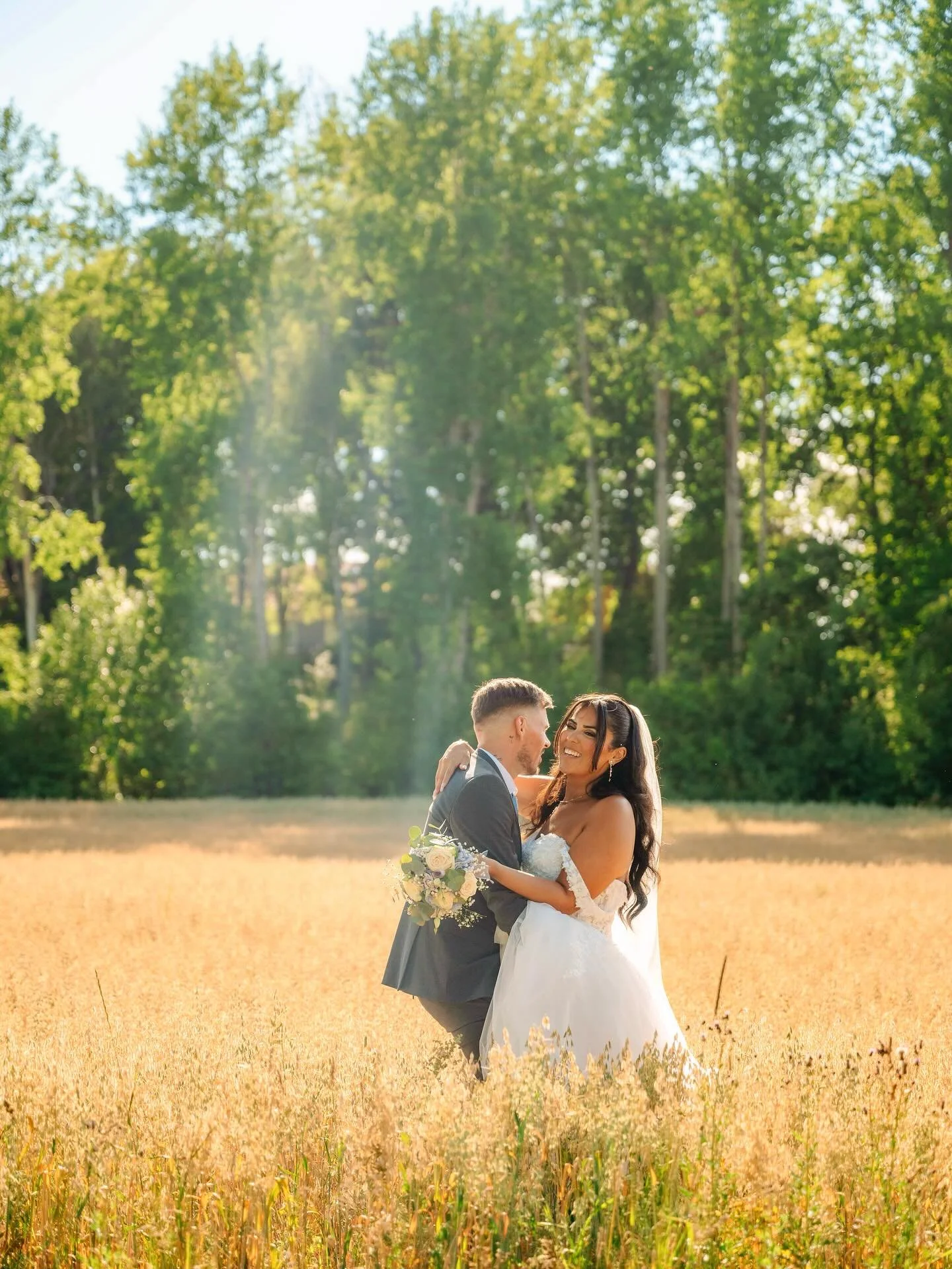 Melina och Johan vågade sig ut i det höga gräset på åkern 🥹 Det blev så fiiiint!! Ingen minns en ren klänning 🎉