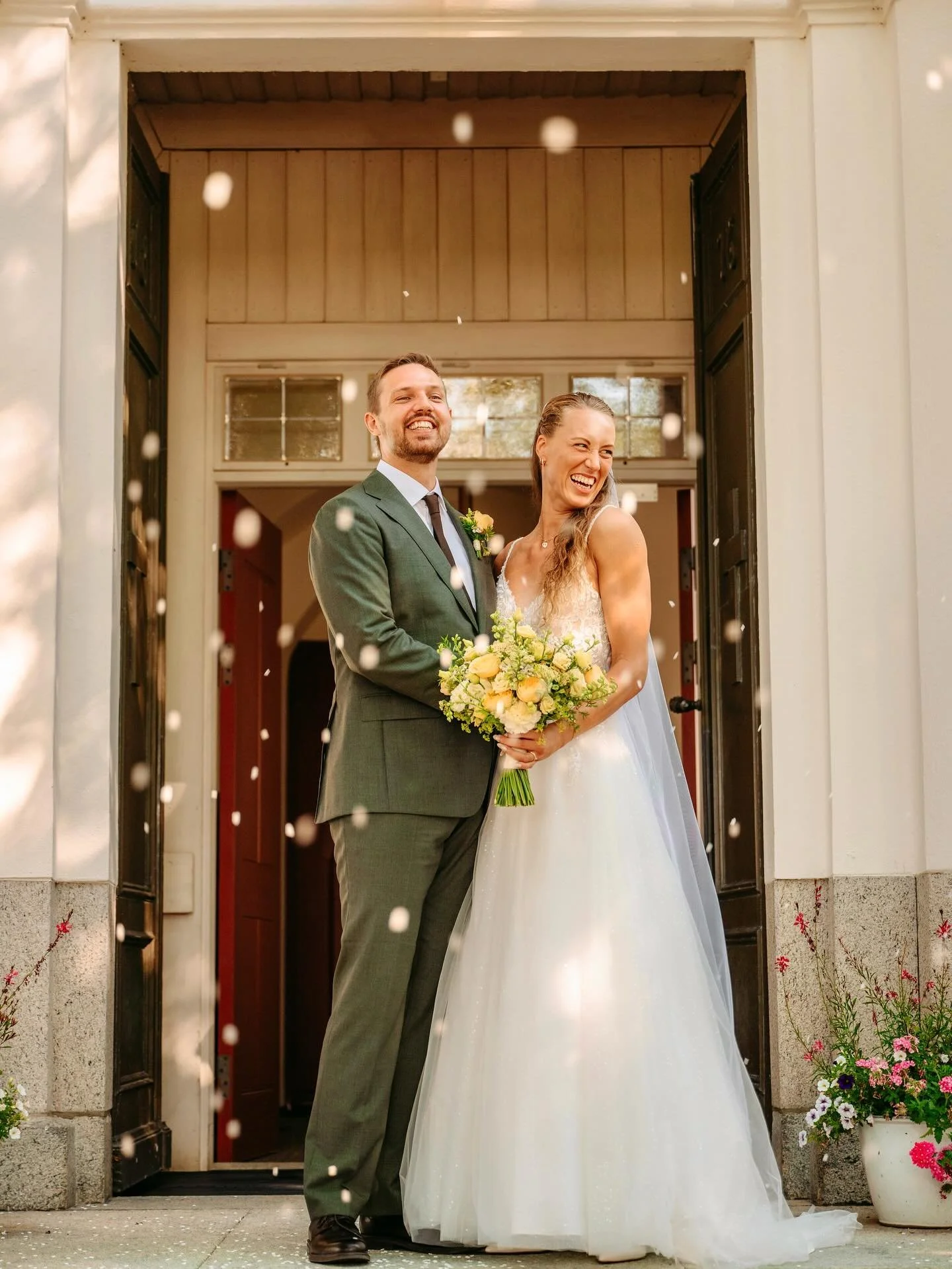 Elin och Anton utanför Hanebo kyrka i Kilafors ❤️ 
Tips: sockerhjärtan från @tingeltangel.se för att kasta på brudparet 🎉