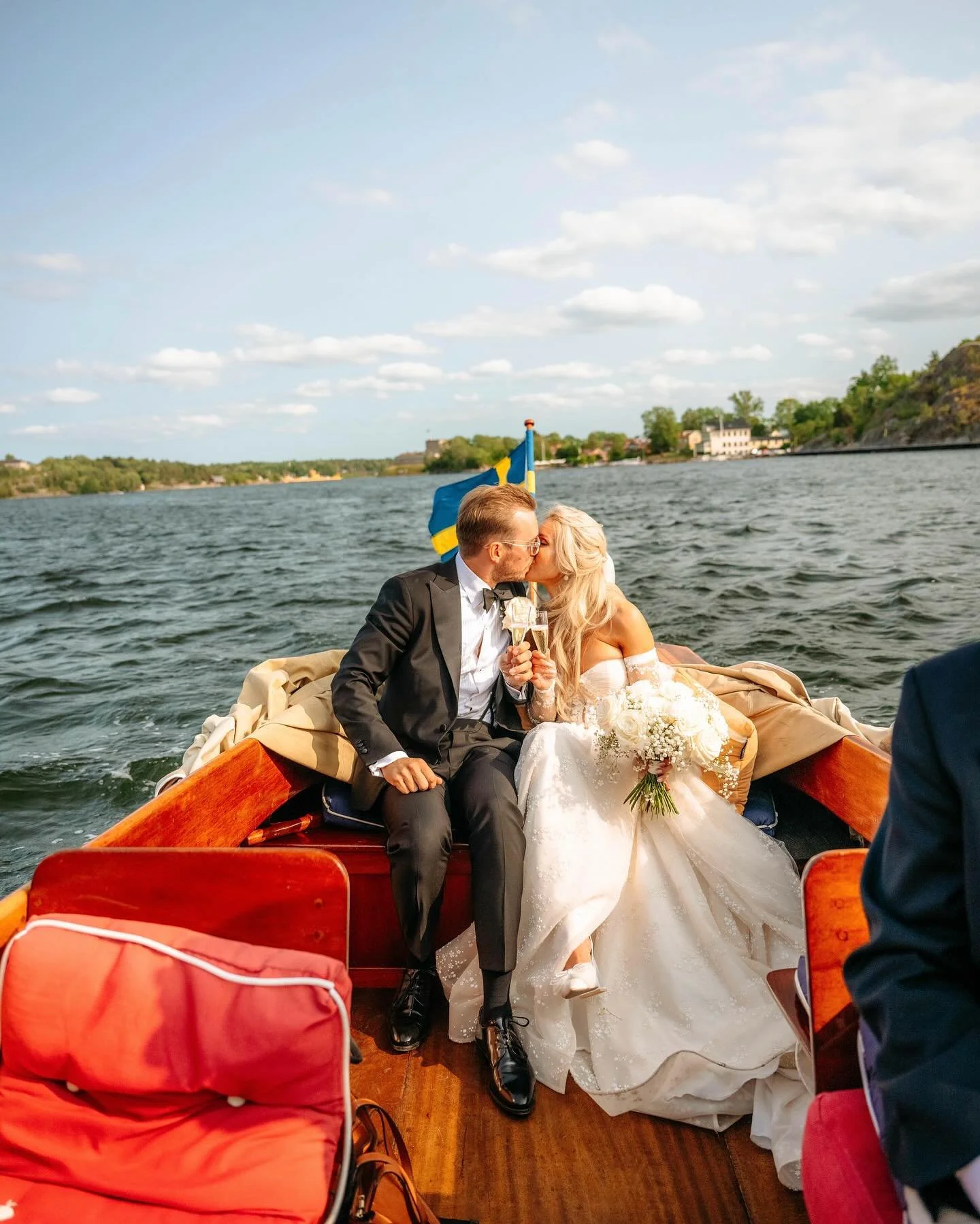 Sanna och Oscar fick skjuts i en superfin gammal träbåt från Vaxholmen efter vigseln i kyrkan, över till Badholmen där mingel, middag och fest väntade. Hur mysigt att ha sin egen lilla ö på bröllopsdage