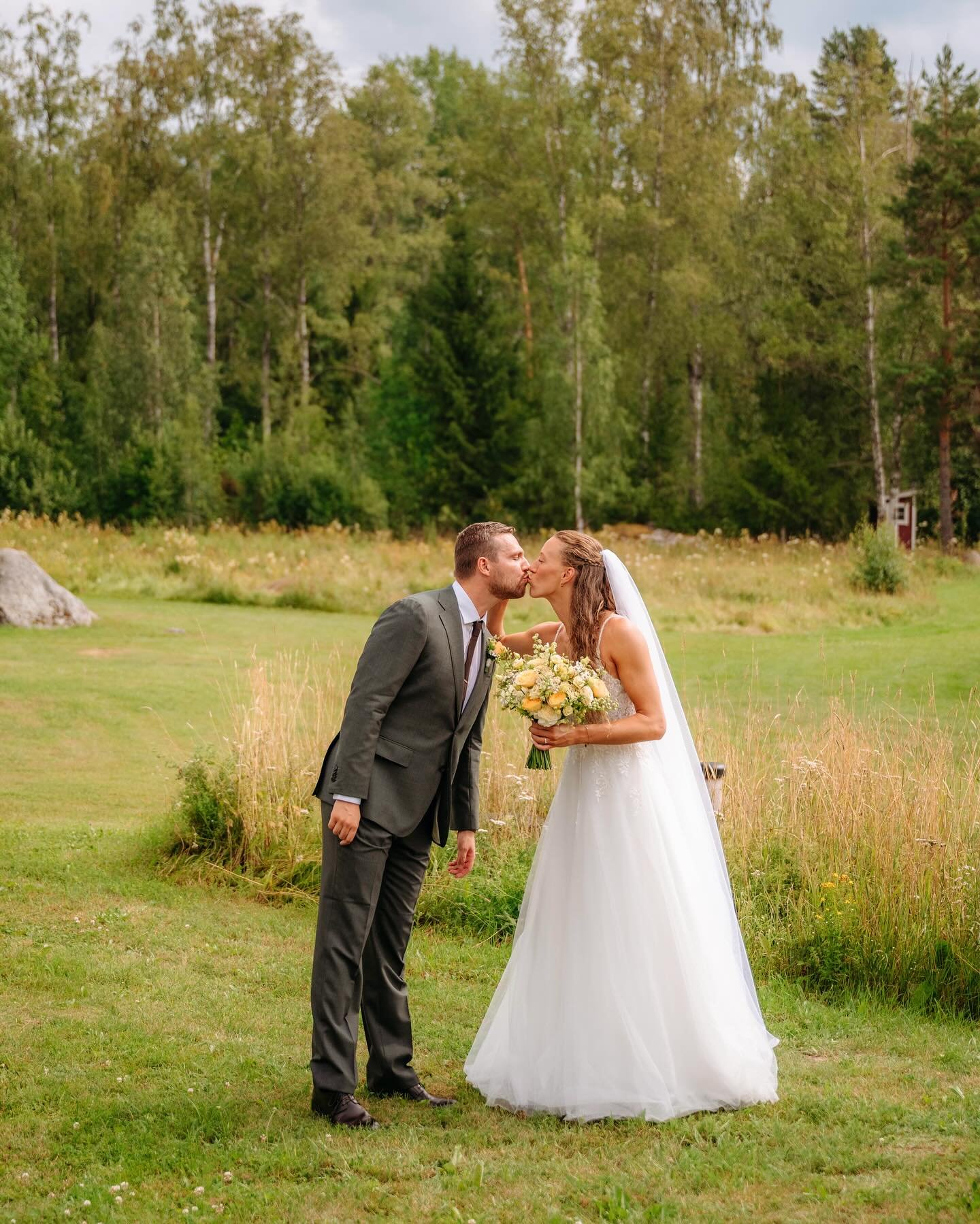 Anton och Elin hade sin first look ute i trädgården. Brudföljet stod på balkongen och kikade nyfiket, så himla fint att se 🥹 
Det var så varmt den här dagen, vi skojade flera gånger om att bara hoppa ner