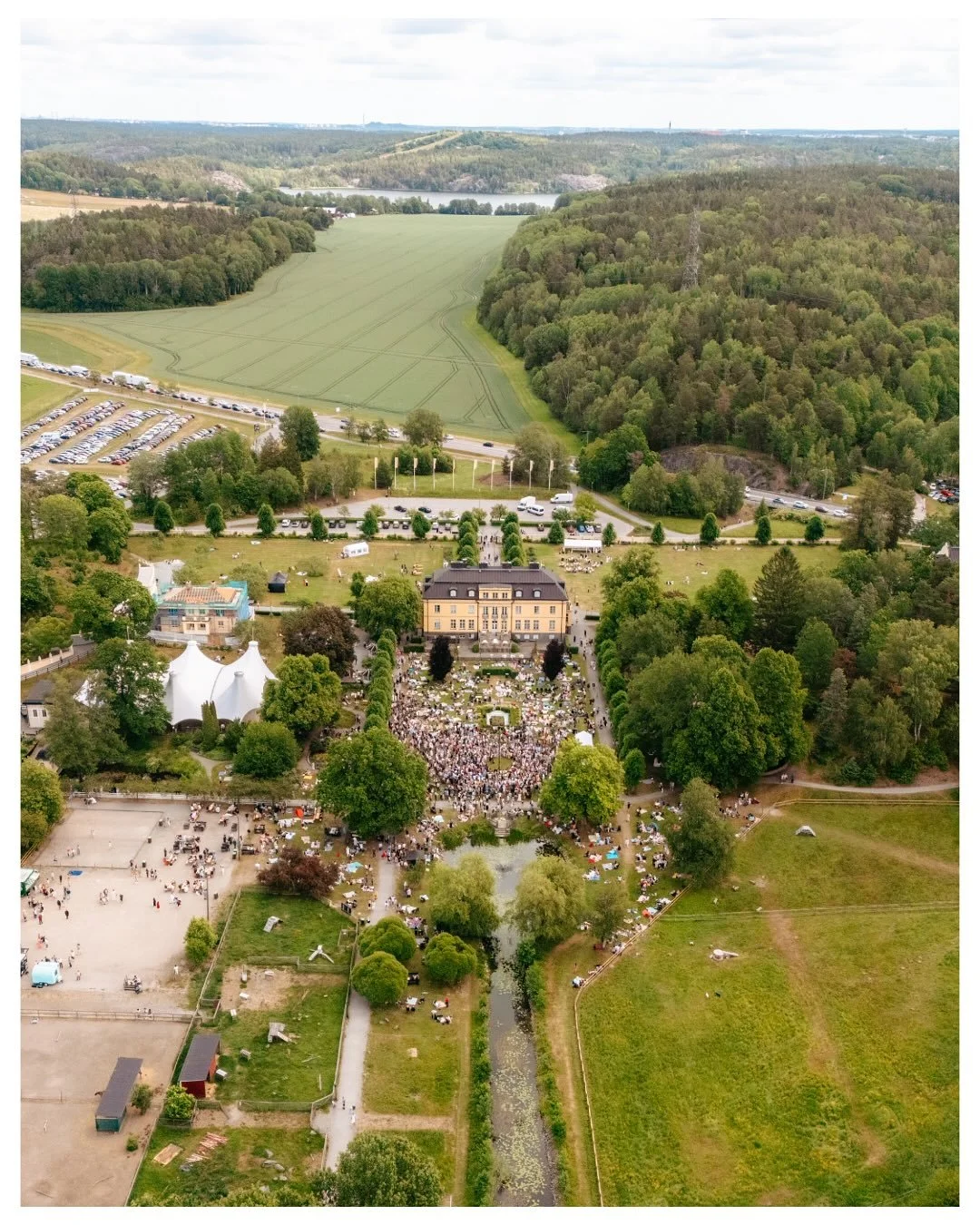 Tidigare i sommar fotograferade jag midsommarfirandet i Hågelbyparken 💐
Det var mycket rörelse i parken. Parkeringarna tog slut och köerna på Hågelbyleden stod still. Men väl inne i parken var stämningen p&arin