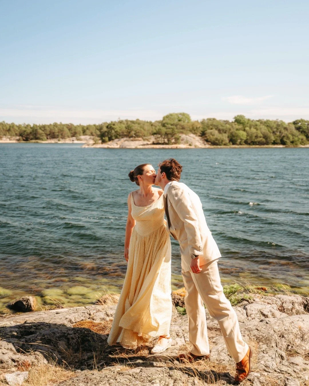 Carolina & Oisin 💛 De gifte sig i mitten av augusti ute på vackra Idöborg och nu har de precis fått sina bröllopsbilder levererade.
Kan vi bara ta en stund och uppskatta Carolinas klänning?? GUL!! Så himla fint