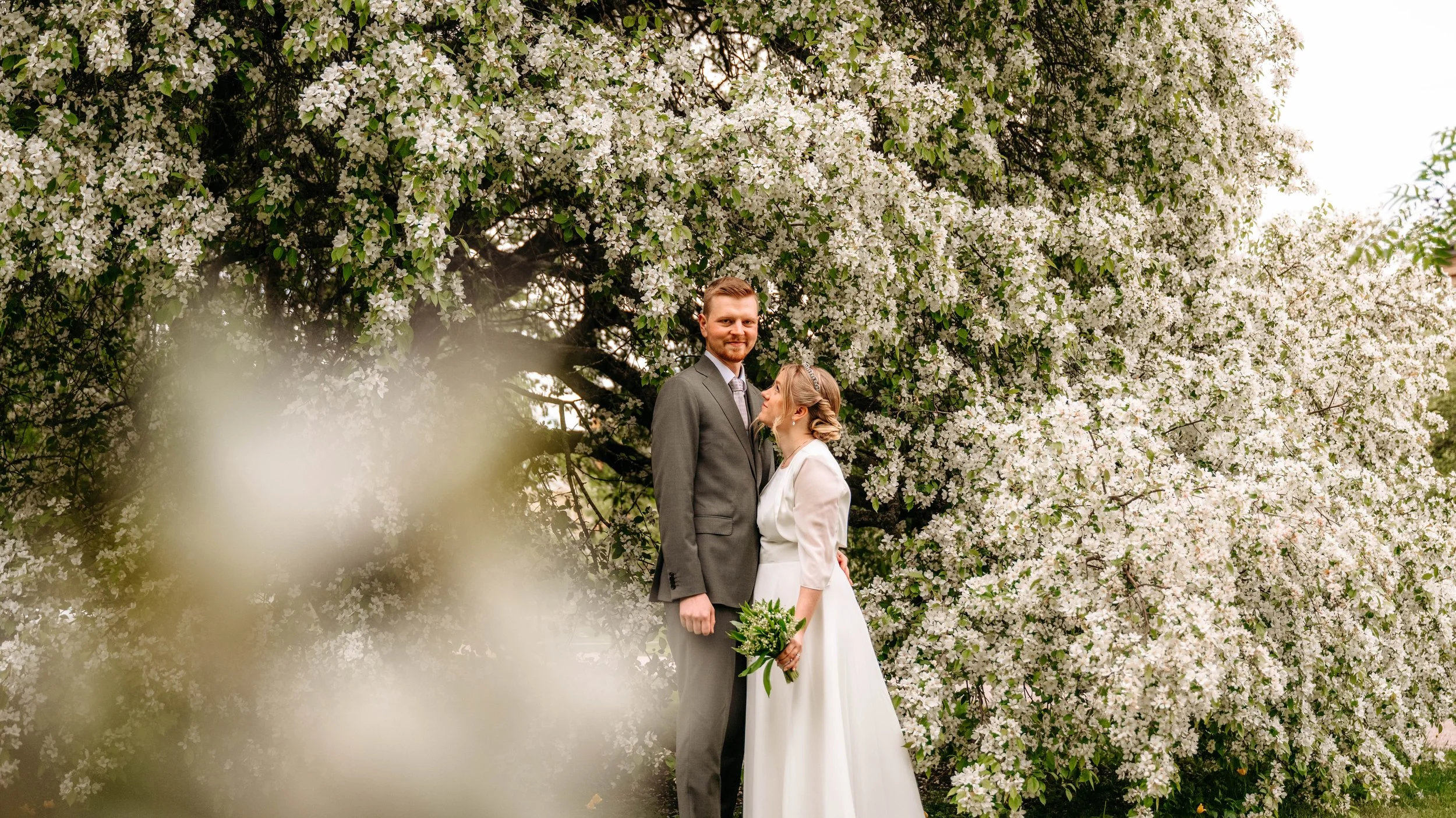 Vårbröllop: en komplett guide 