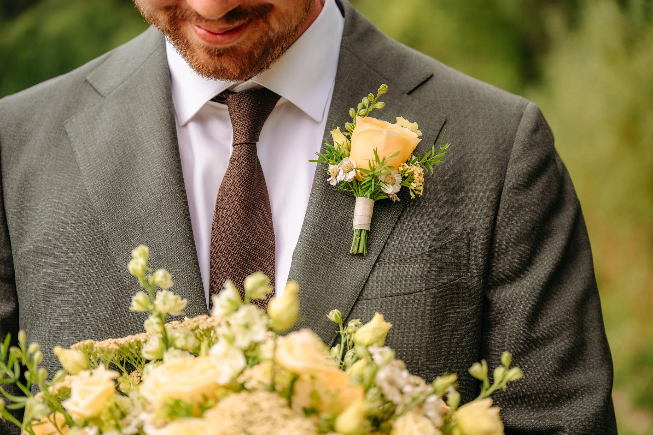 En riktig somrig corsage och brudbukett i gula toner!  
