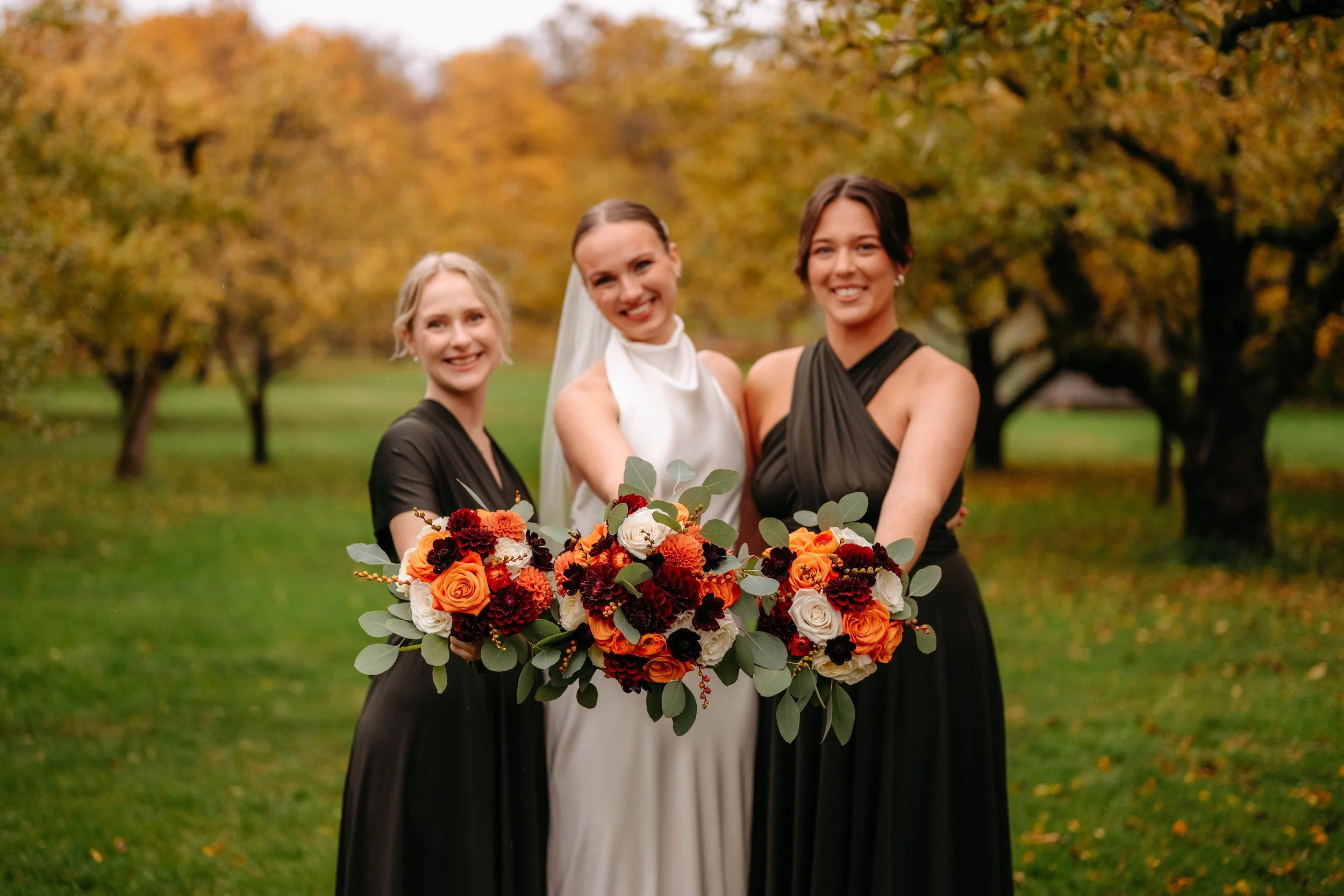 Höstig brudbukett med inslag av vinrött och orange! 