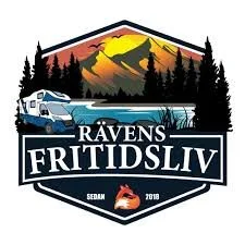 En camping- och friluftsmärke med berg, träd, en bil, en sjö och en eld, med texten 'Rävens Fritidsliv' och årtalet 2018.