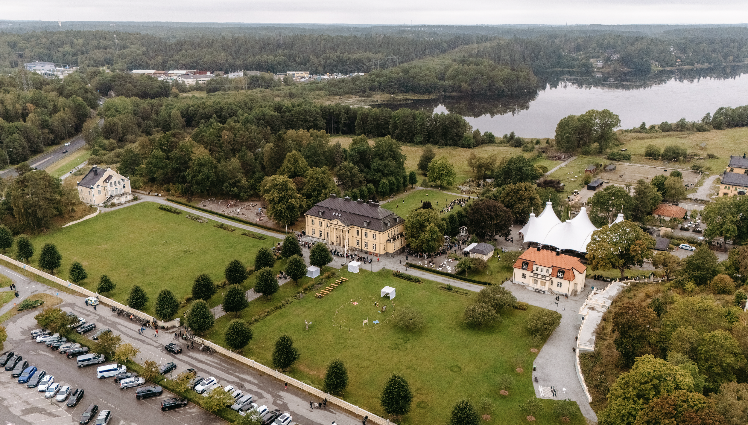 Skiområde på en snöklädd bergssida med liftar och träd kring.
