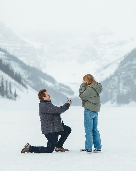 Let's break this heat wave with pictures of one of my favourite winter proposals! ⁠
.⁠
This lucky fianc&eacute;e was proposed to at Lake Louise in one of the most picturesque spots imaginable. Seriously, how can you beat a frozen lake surrounded by t