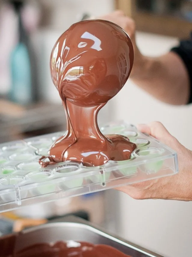 Behind every smooth bite is a moment like this…
Rich, glossy and irresistible 🤎
#handmadechocolate #cottagechocolatier #chocolatecraft #chocolatier #madeinsurrey #surreysmallbusiness #luxurychocolate 
@nicolalightphotography