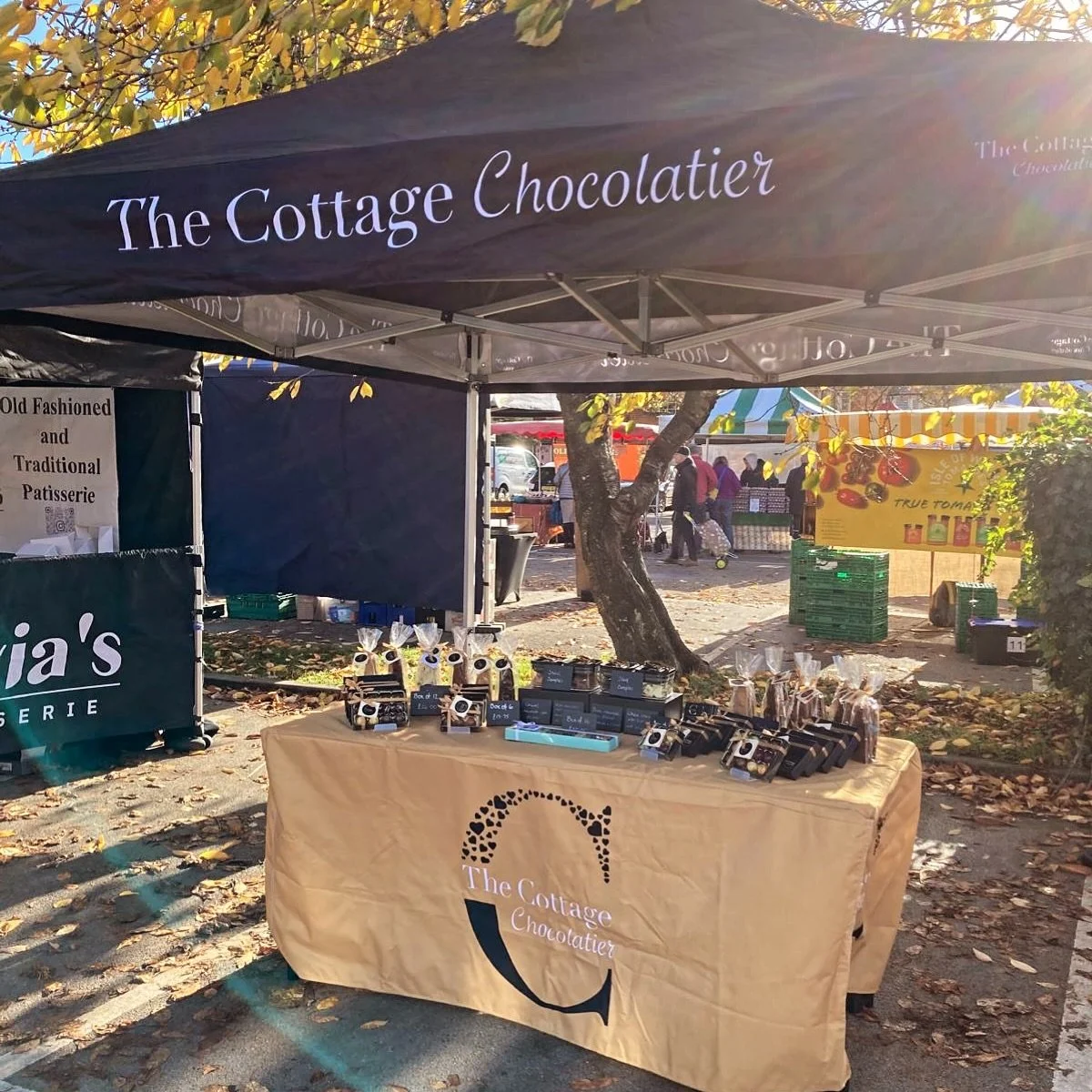 Today we’re at Farnham Farmers Market! Come and say hello and pick up some of our delicious chocolates 🍫 
#farnhamfarmersmarket #handmadechocolate #chocolatesurrey #smallbuisnesssupport #artisanchocolate #chocolateart #chocolatebonbon #perfec