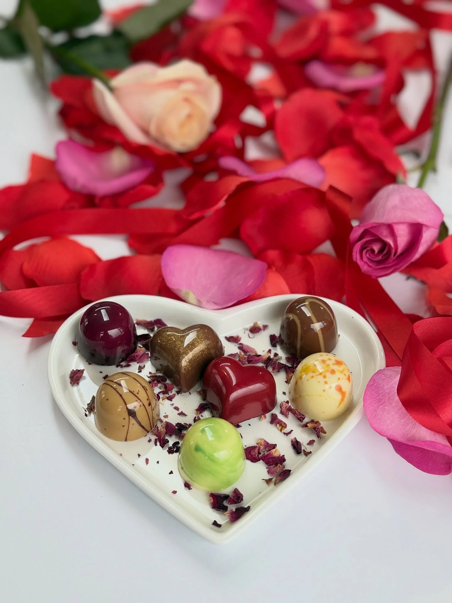 Valentine&rsquo;s is almost here 💕 
Tomorrow is the final day for postal orders, with collection available until the 13th.
Order now to make sure your chocolates are ready in time 🍫
#valentinesgift #thecottagechocolatier #chocolategifts #surreybusi