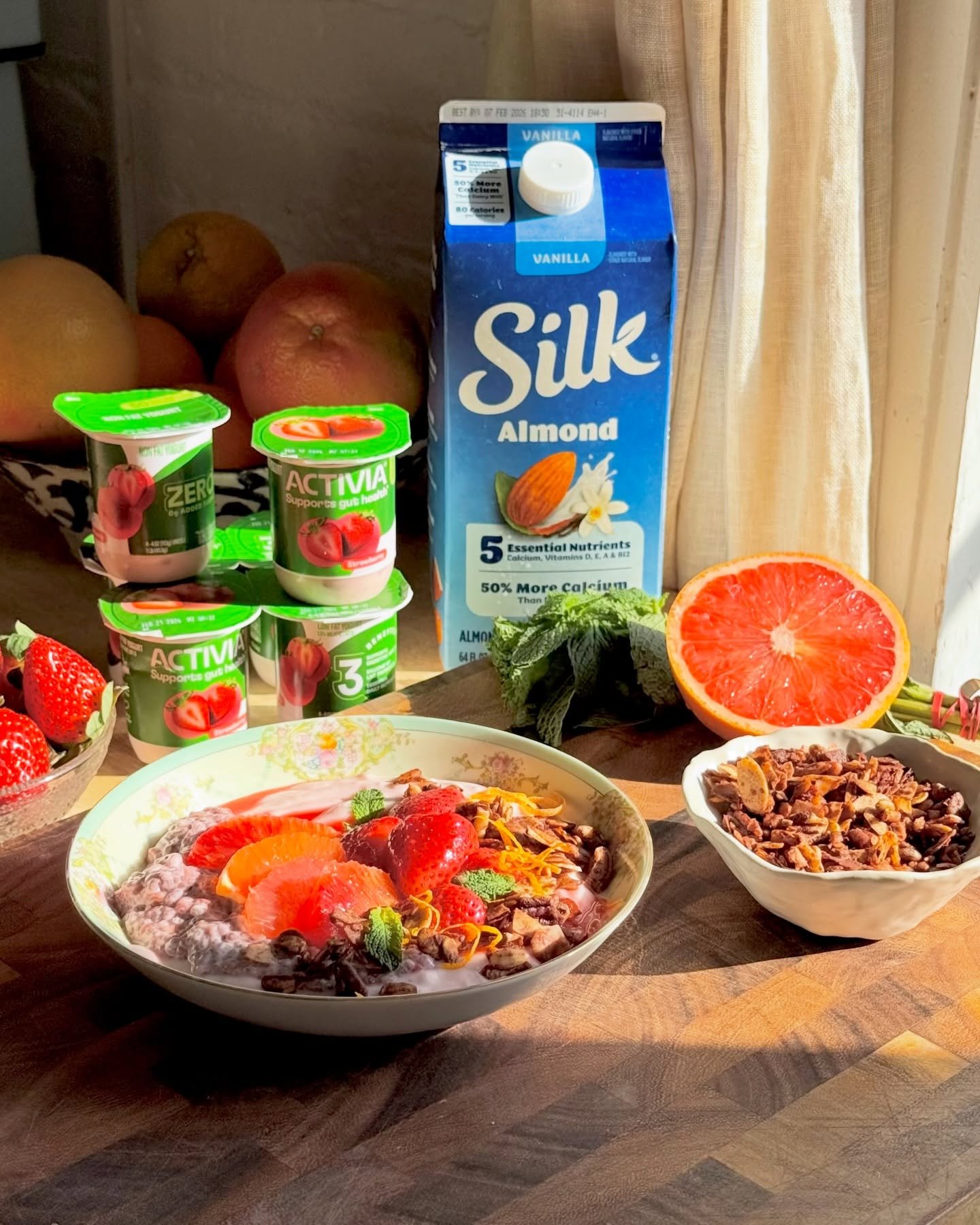 #ad Details on today&rsquo;s morning yogurt bowl: sweet citrus segments (they&rsquo;re at their peak!) like grapefruit and cara cara oranges, stewed strawberries, some zesty dark chocolate granola &mdash; all on a bed of strawberry @activiaus yogurt 