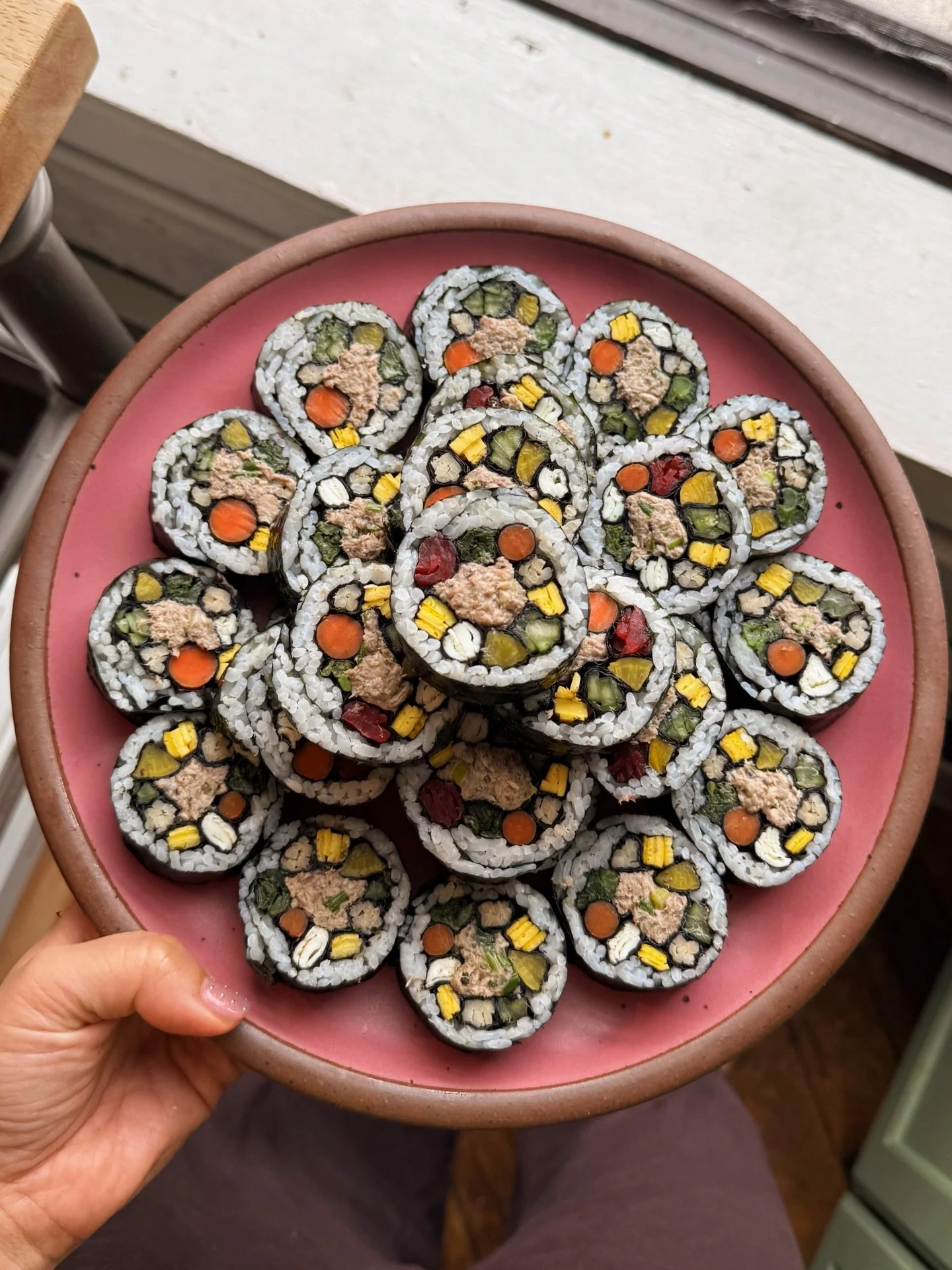 flower sardine kimbap made for a very special someoneee 🐟🌸🍙🤸🏻&zwj;♀️🌼👀💕

#kimbap #sardines #김밥 #aestheticfood #fooddesign