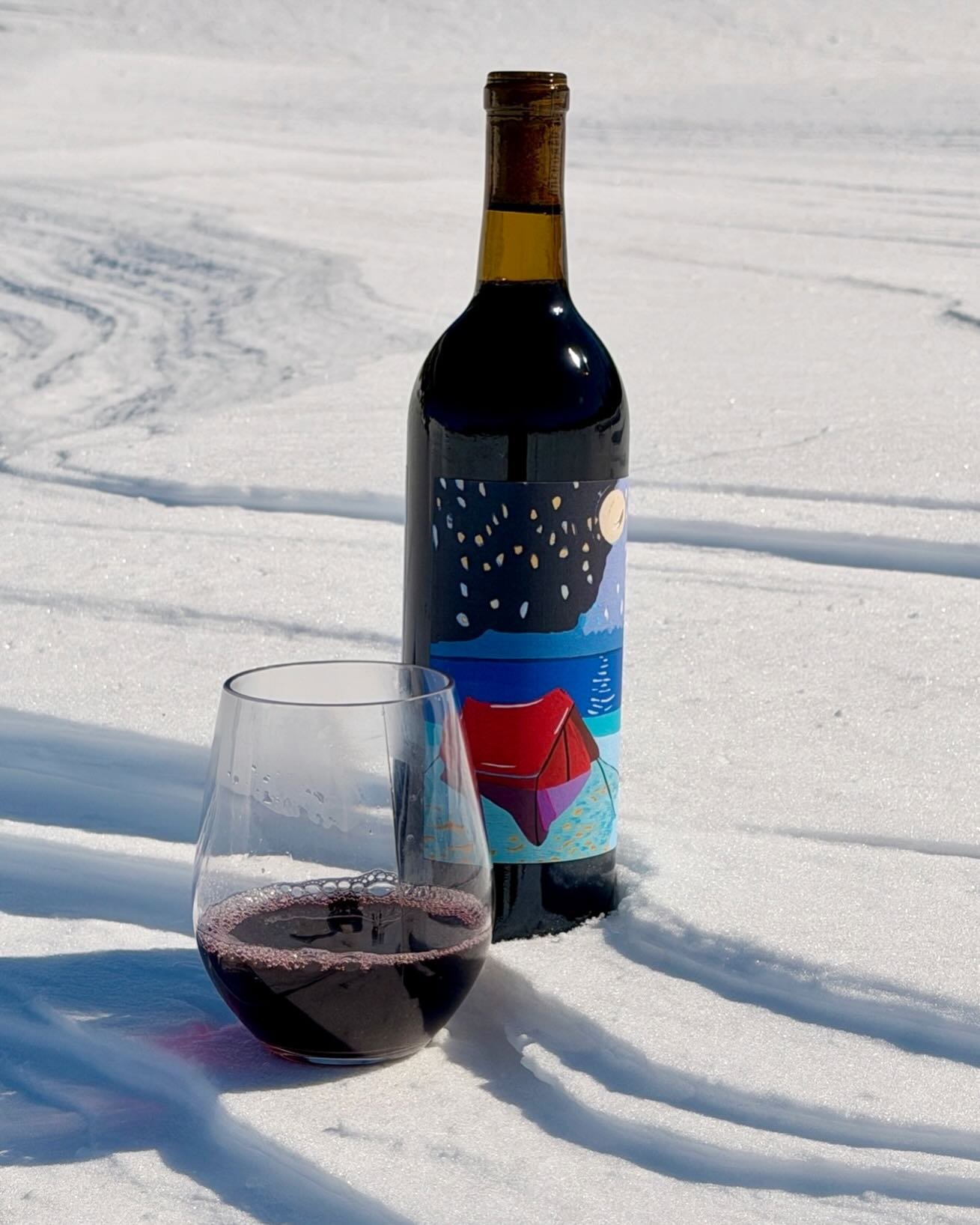 Striations of snow today 🌬️ striations of sand tomorrow. Nature&rsquo;s way of repeating patterns is pretty incredible!

➡️ Each wine we produce features its own unique artwork honoring the diverse landscapes of the regions from which we source our 