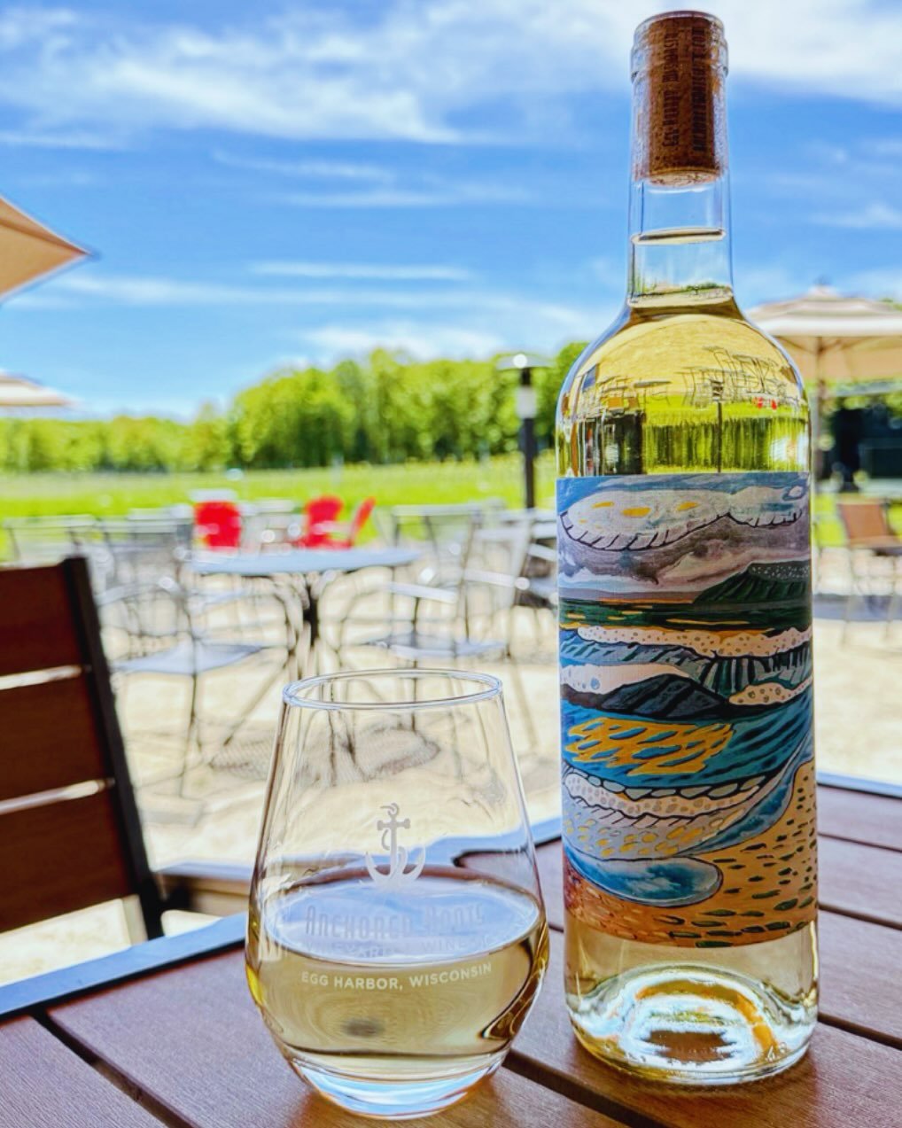 Cheers to the weekend! ✨🍷 Open late Fridays 11a-7p now thru Independence Day!

6/12 &bull; 4-7pm 🎵 Erin Krebs Duo 🍔 Papa B&rsquo;s 
✨ Experience Ledge Blanc special tasting event

Free to attend!

Regular hours: Wednesday-Monday &bull; 11a-5p

Bot