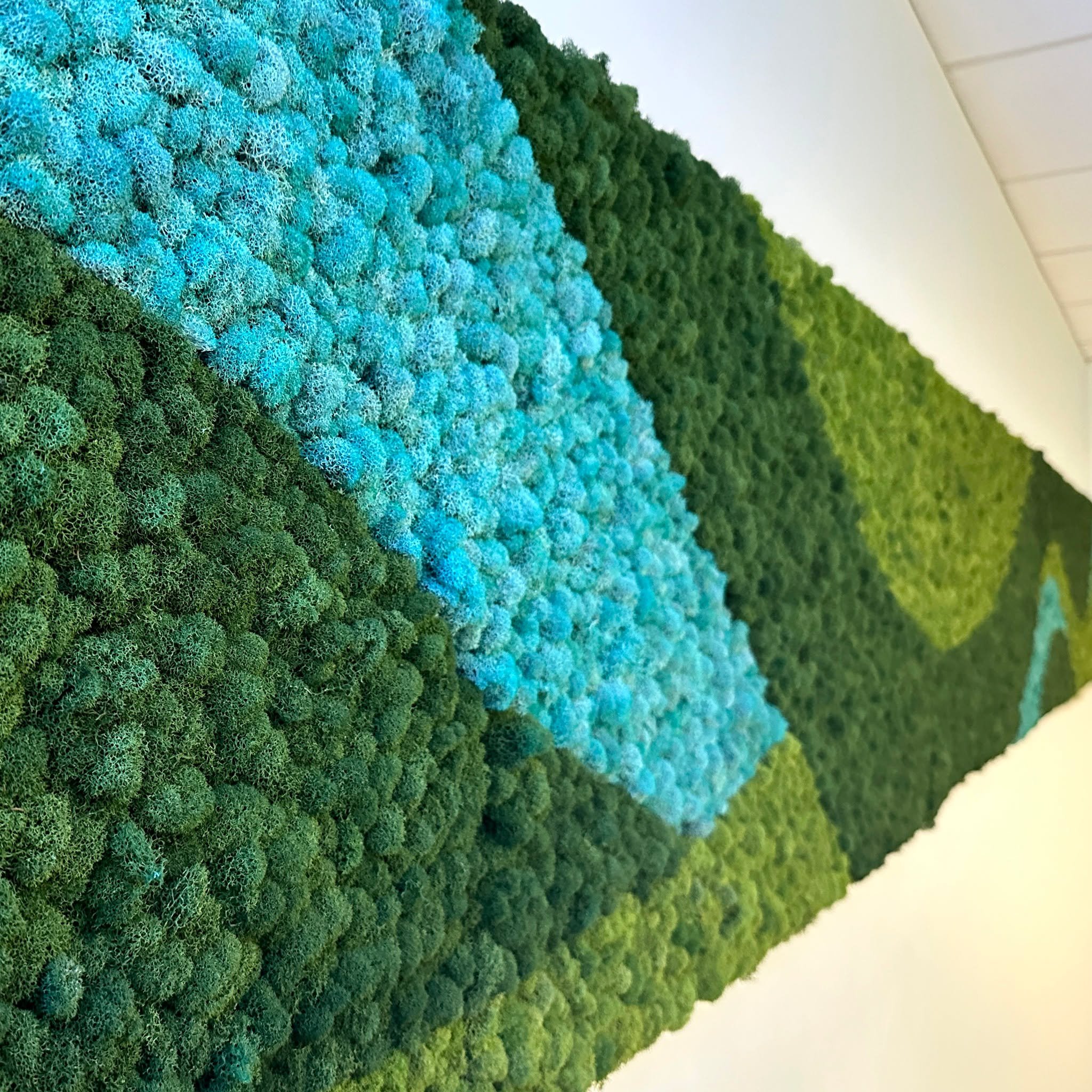 Custom Branding, Naturally 🌿

This preserved moss wall, created in collaboration with @botanicaldesigns, brings texture, calm, and brand cohesion into the resimercial lounge at Physicians Insurance.

The custom swirls mirror the water-inspired eleme