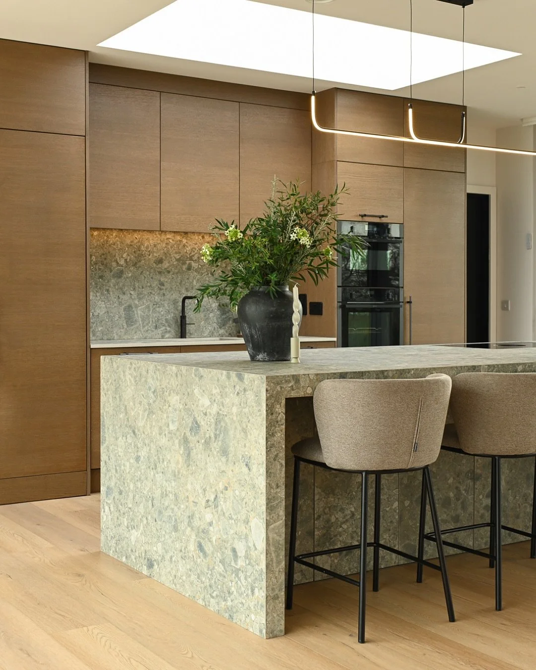I had the pleasure of photographing this stunning, light-filled home with @dunvara_design last year - featuring this beautiful warm wood cabinetry and stone island 📷

@dunvara_design @dunvara_interiors