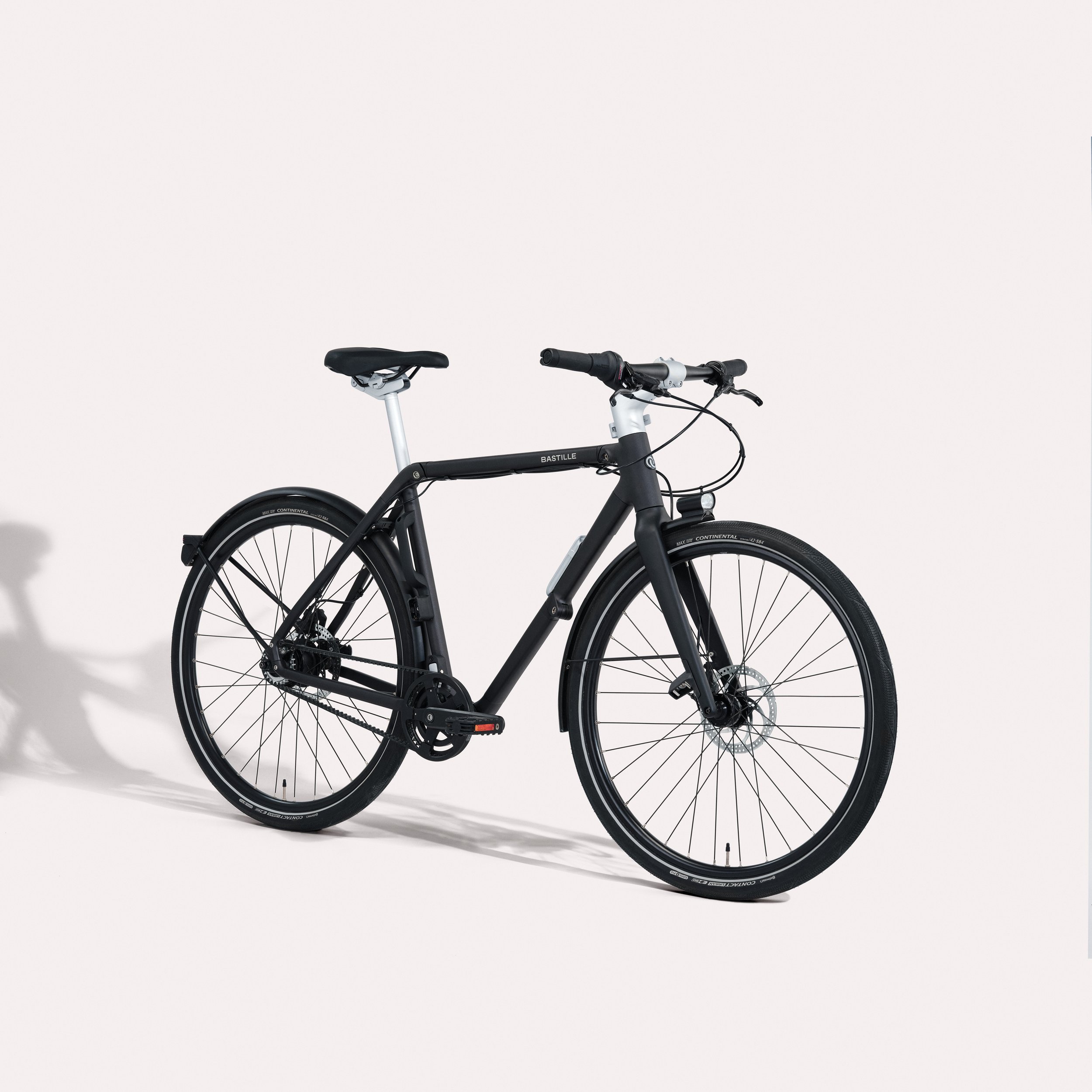 01. BASTILLE_ Packshot Cintre droit M7.jpg