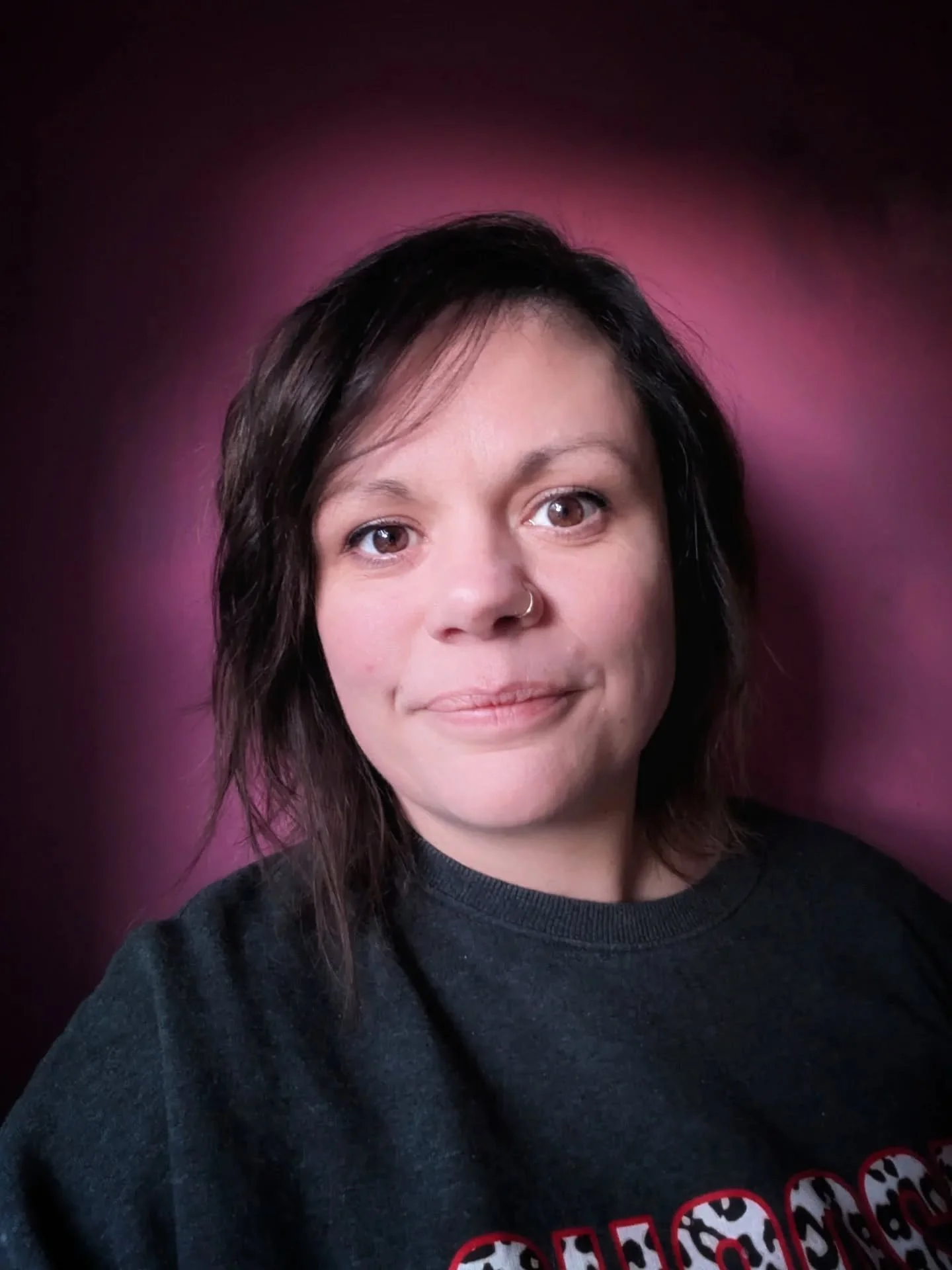 Happy New Year wonderful people - we're fresh out the other side and I finally feel like I've got some breathing space. 

So here's a rare photo of me without any earrings on, I had a lush hair cut from the wonderful @tullulah.toone 💕 and I'm having