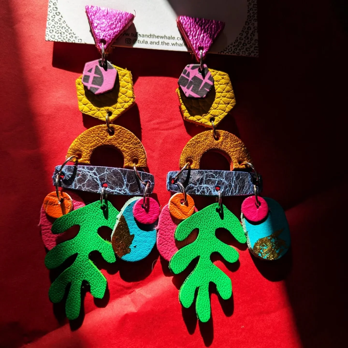 Happy Sunday!!!! I'm sharing a lush comission that I sent over to USA for the lovely @hellomodern - we chatted via email back and forth to discuss colours and placement. These were also requested to be clip on earrings. 

This lovely customer found m