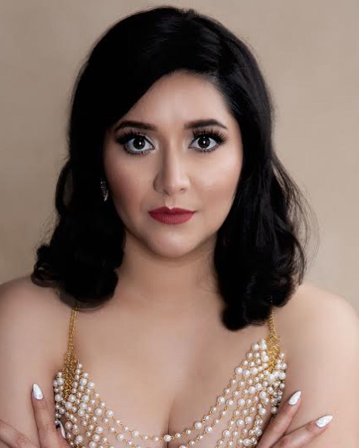 Makeup close-ups are my fav &hearts;️

Let me introduce makeup in a very amazing way and appreciate all women who still keep it up to the Gram with all the latest trends&hellip; 

Absolutely love doing makeup on my clients for different phases of lif