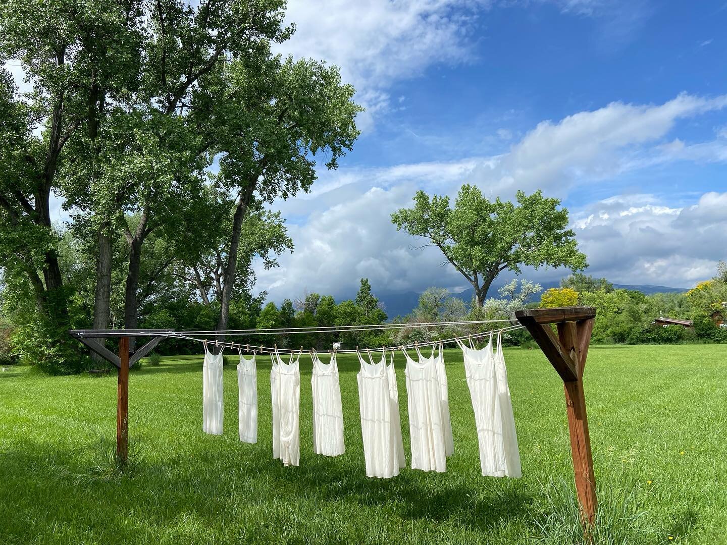 This is stage 4, at ORA! After each of my designs are cut and sewn locally (down the street from my Boulder studio 🇺🇸), we scour them by hand gently outdoors, over a fire. This slow process allows the natural dye plants (grown here!) to penetrate e