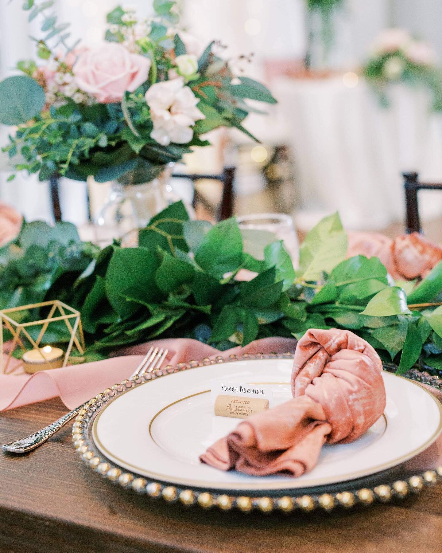 Classy, sassy + coral. Not sure what we love more, classic gold, wood chargers, or crushed velvet napkins. What&rsquo;s your pick? 📸 @corrinjasinski 
.
.
.

#thehistoricpostoffice #hrvaweddings #hrvabrides #vaweddingvenue #vaweddings #weddingvenue #