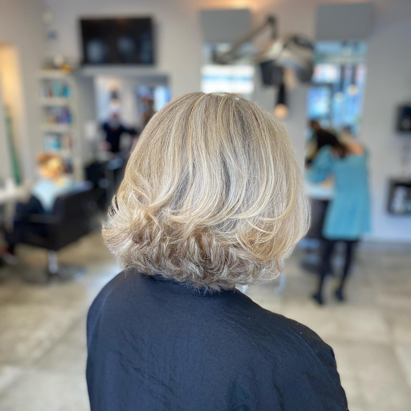 So good to be back 🤩 💛

Summer hair transformation for our lovely client today. Swipe ➡️ to the end for before 
 
🔸Colour by Hazel 
🔸Cut by Ciaran