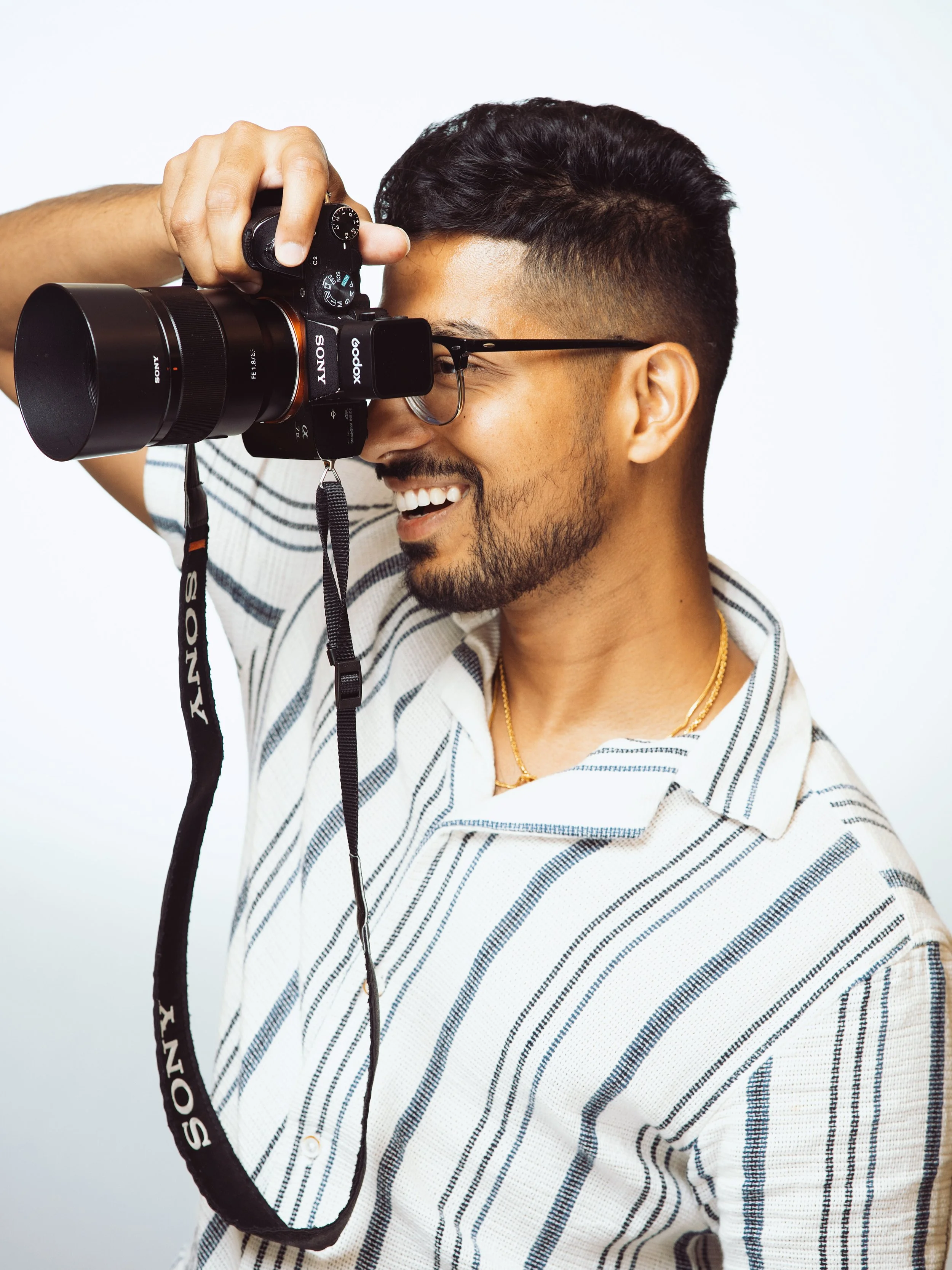 Picture of Jasmeet, lead photographer at 415Headshots, holding a camera and smiling.